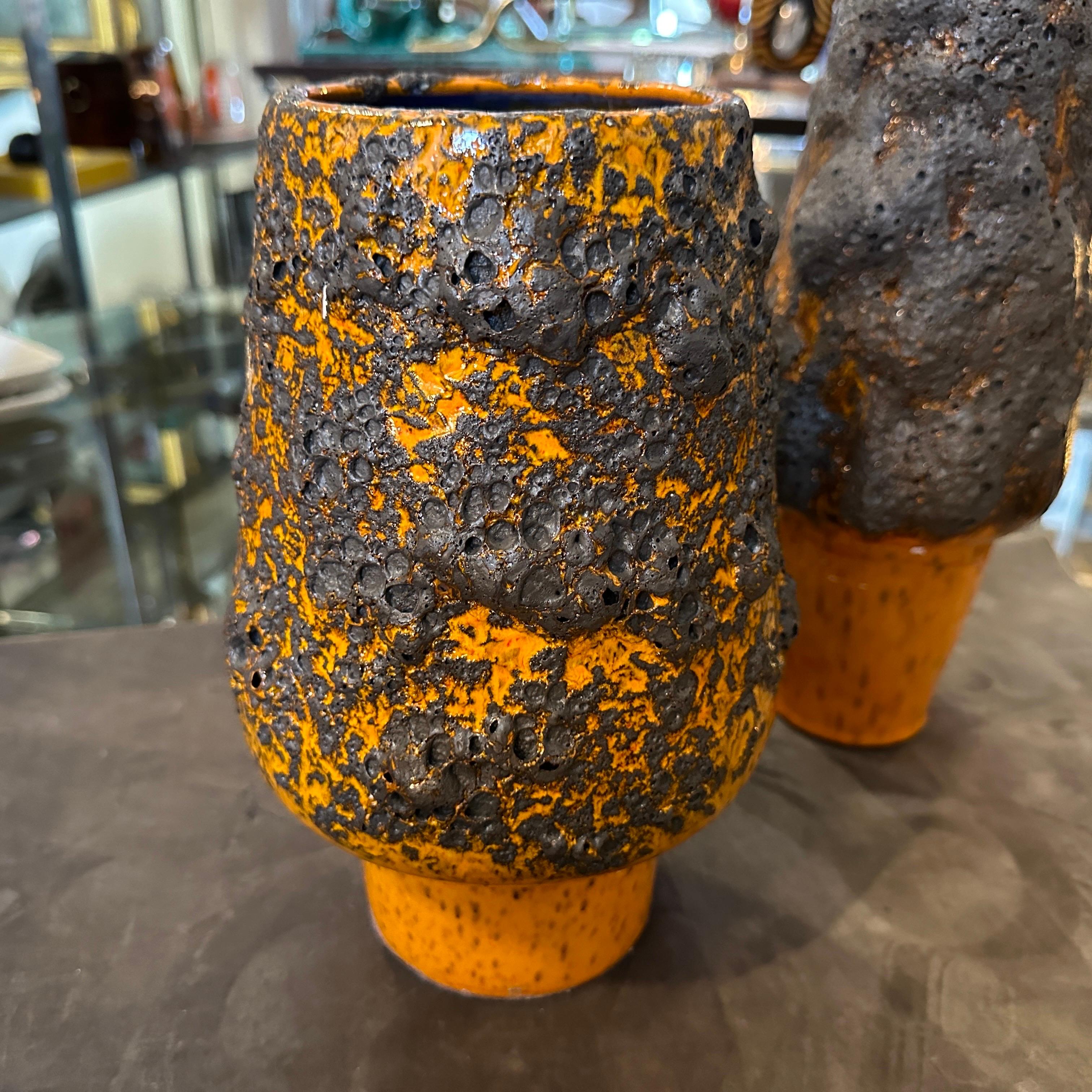 Moderno Due vasi tedeschi modernisti in ceramica lavica arancione e nera degli anni '80 in vendita
