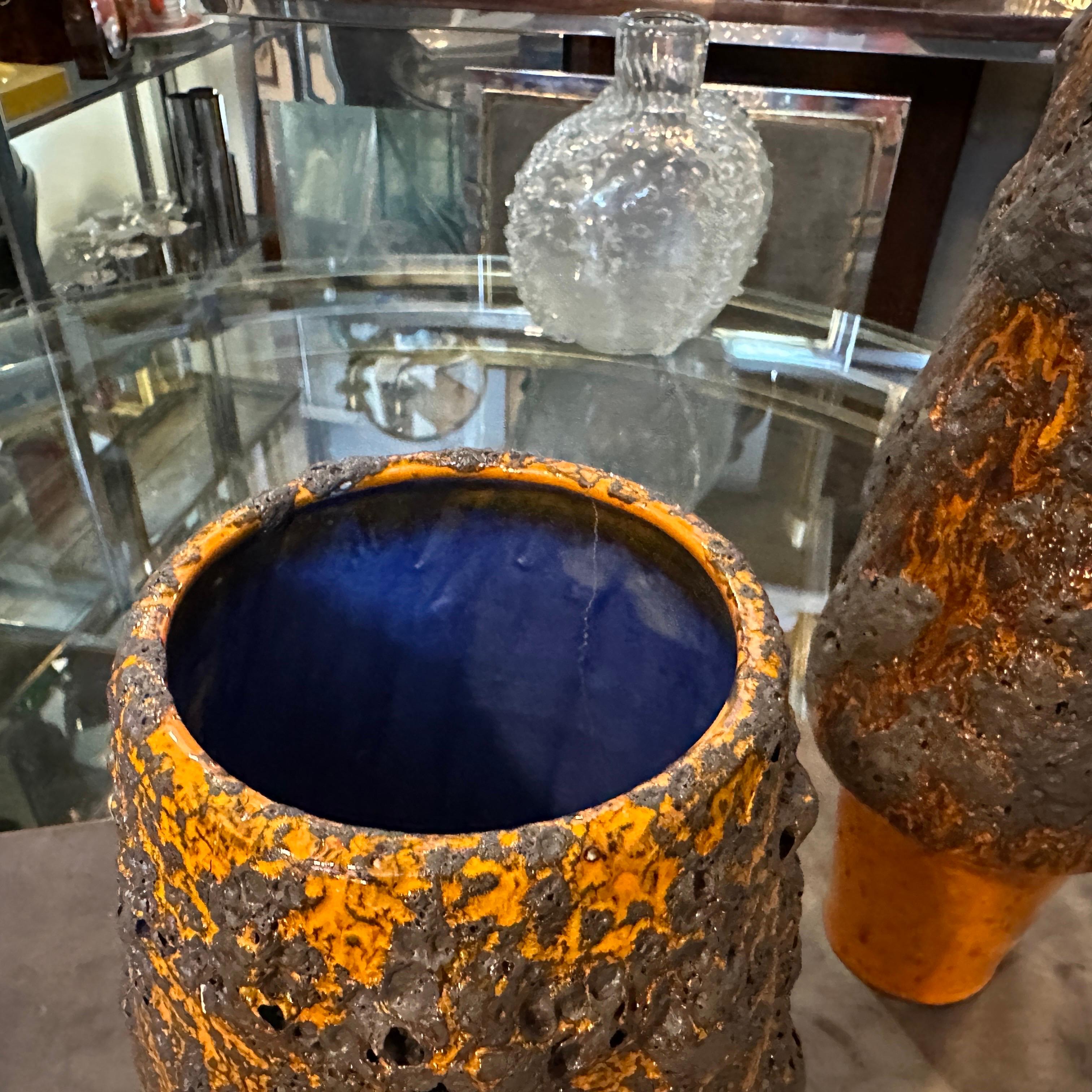 Fatto a mano Due vasi tedeschi modernisti in ceramica lavica arancione e nera degli anni '80 in vendita