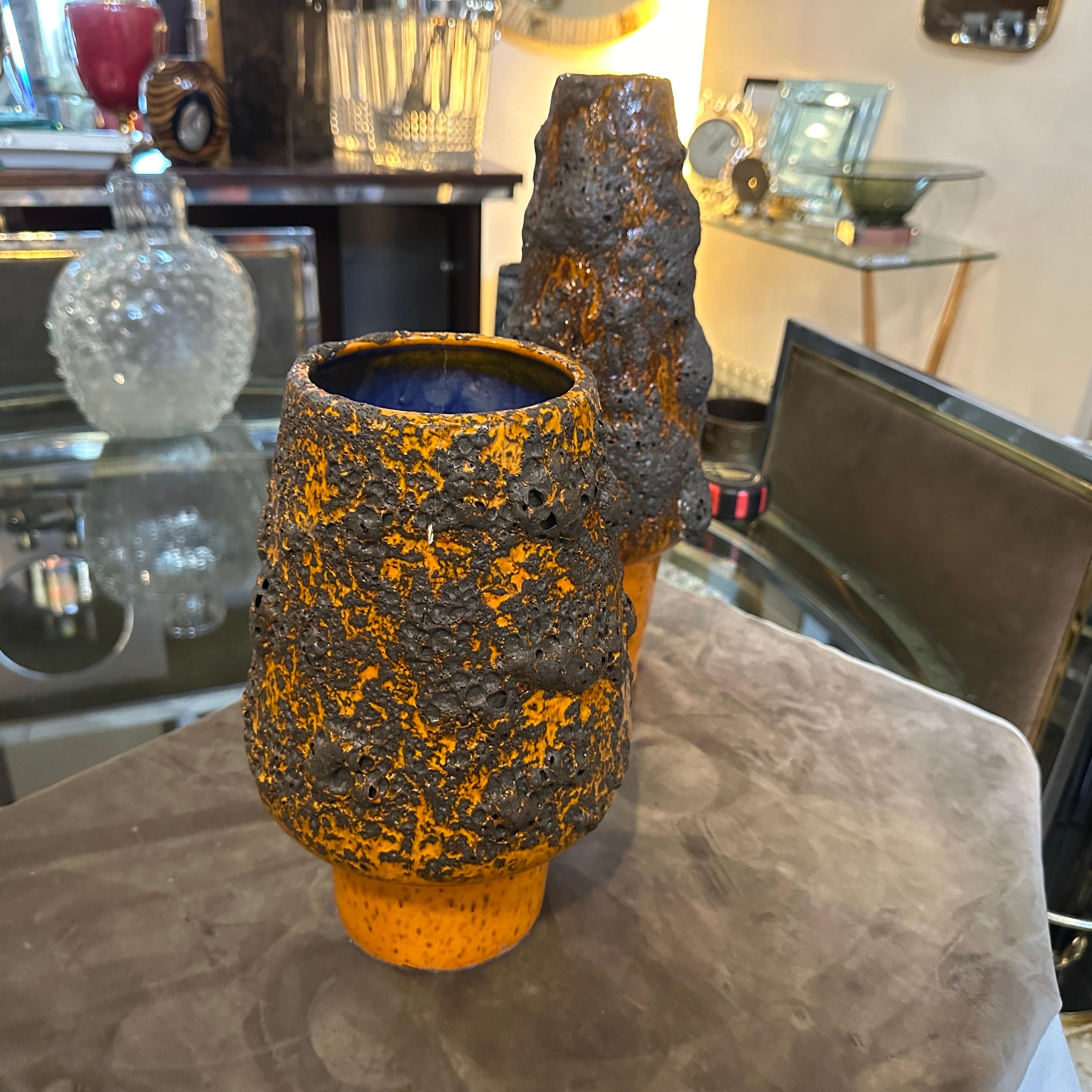 Due vasi tedeschi modernisti in ceramica lavica arancione e nera degli anni '80 In condizioni buone in vendita a Aci Castello, IT