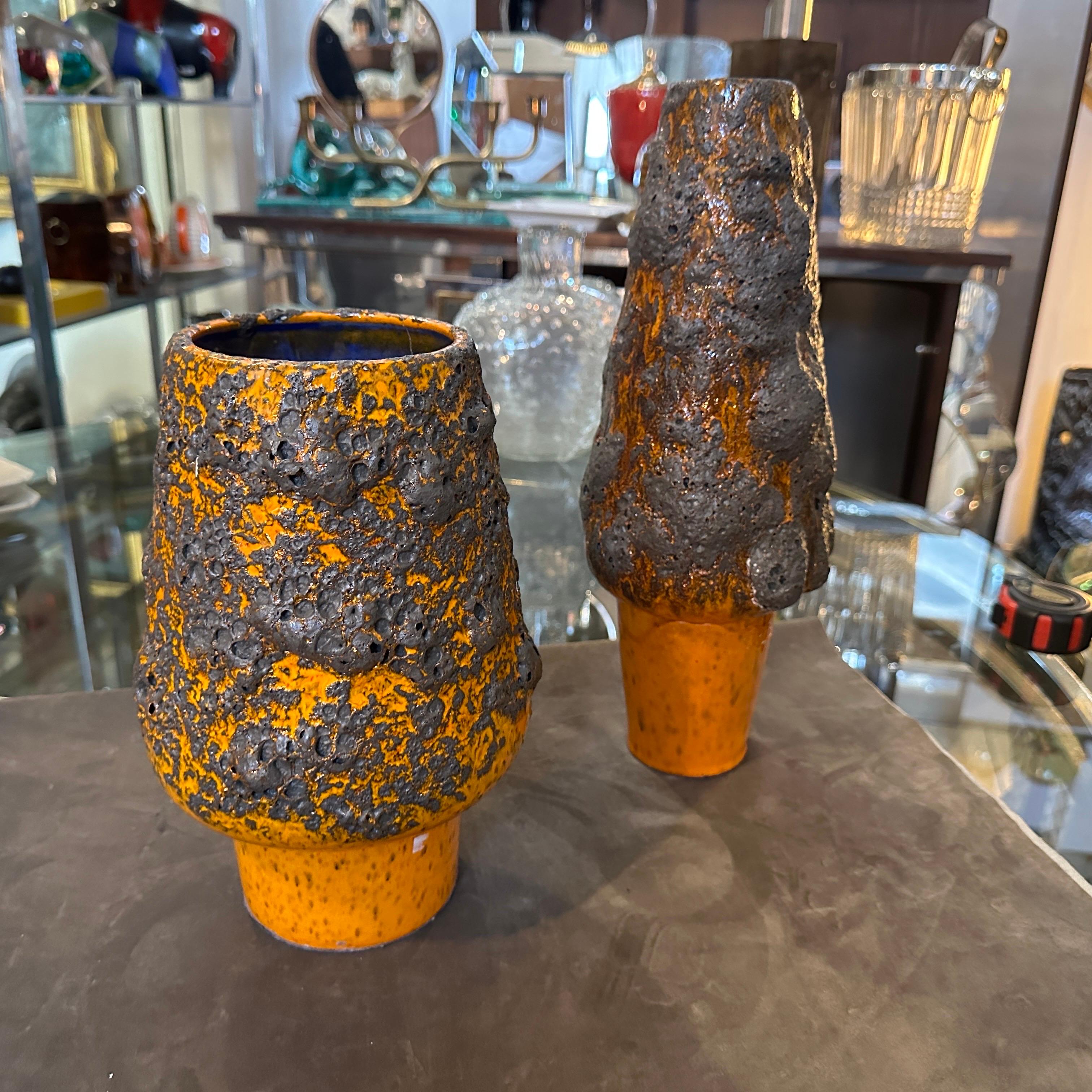 XX secolo Due vasi tedeschi modernisti in ceramica lavica arancione e nera degli anni '80 in vendita