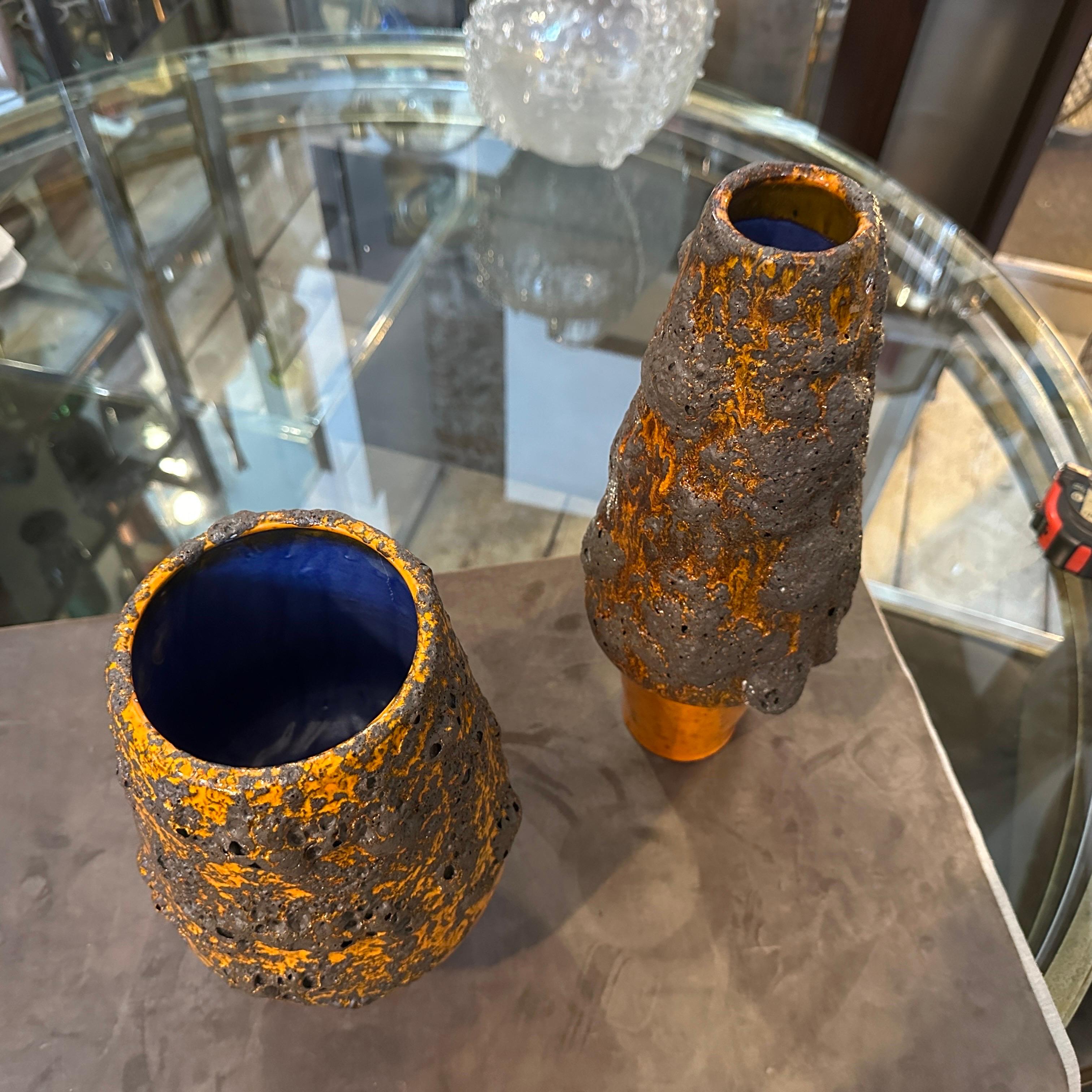 Ceramica Due vasi tedeschi modernisti in ceramica lavica arancione e nera degli anni '80 in vendita