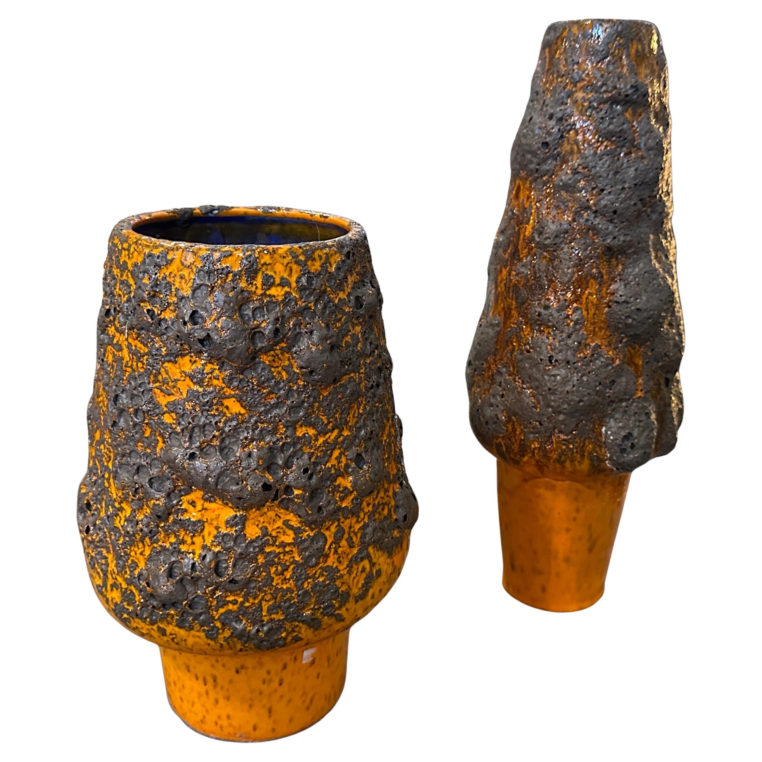 Zwei 1980er Jahre Modernist Orange und Schwarz Fett Lava keramischen deutschen Vasen