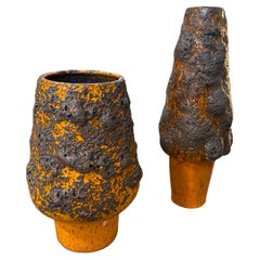 Zwei 1980er Jahre Modernist Orange und Schwarz Fett Lava keramischen deutschen Vasen