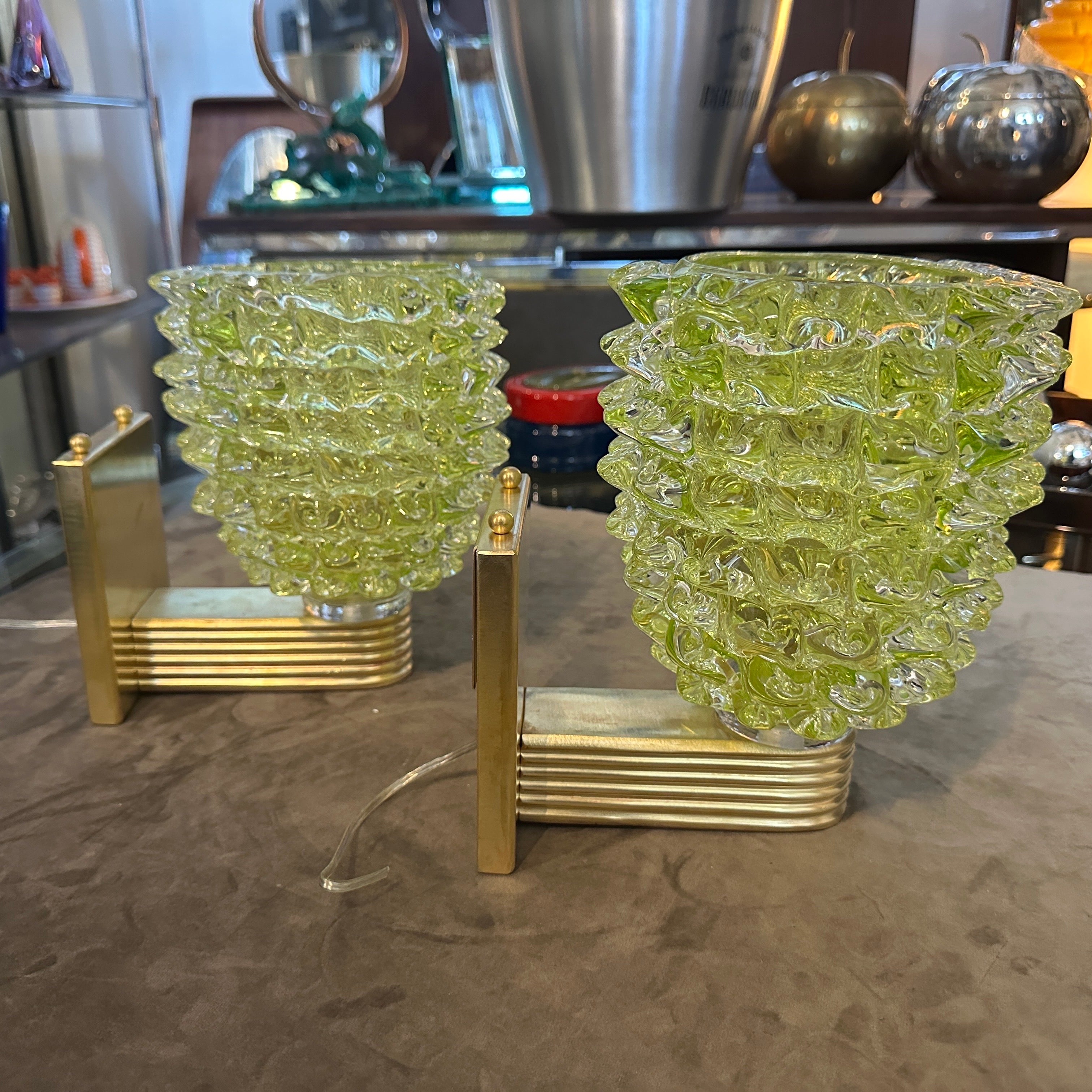 Ein Paar Wandleuchten, die in Italien im Stil von Barovier entworfen und hergestellt wurden. Barovier hat diese besondere Glasbearbeitungstechnik namens Rostrato erfunden, die sich durch große lichtreflektierende Punkte auszeichnet. Diese Punkte