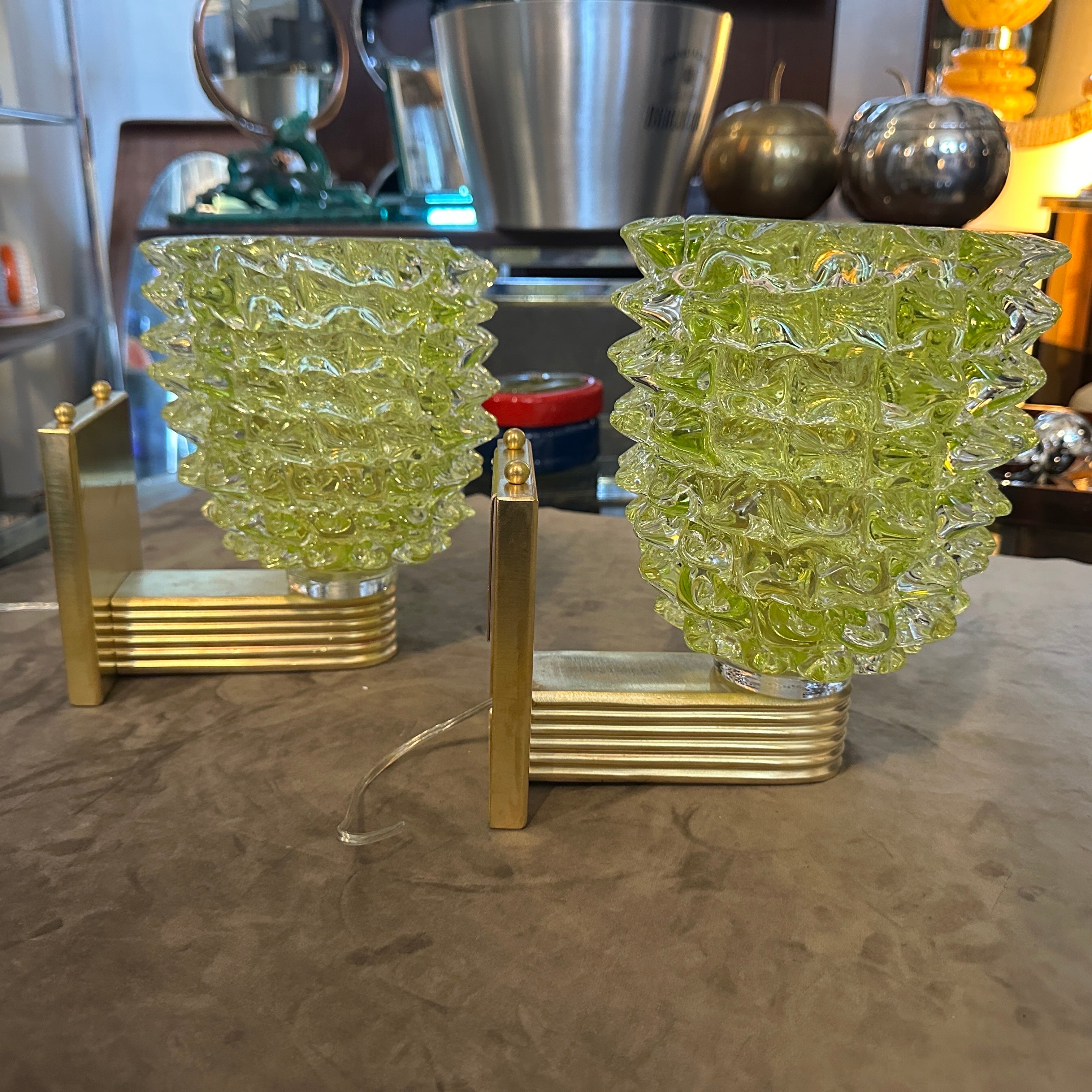 Zwei 1990er Jahre Barovier-Stil Art Deco  Wandleuchter aus grünem Muranoglas Rostrato (Italienisch) im Angebot