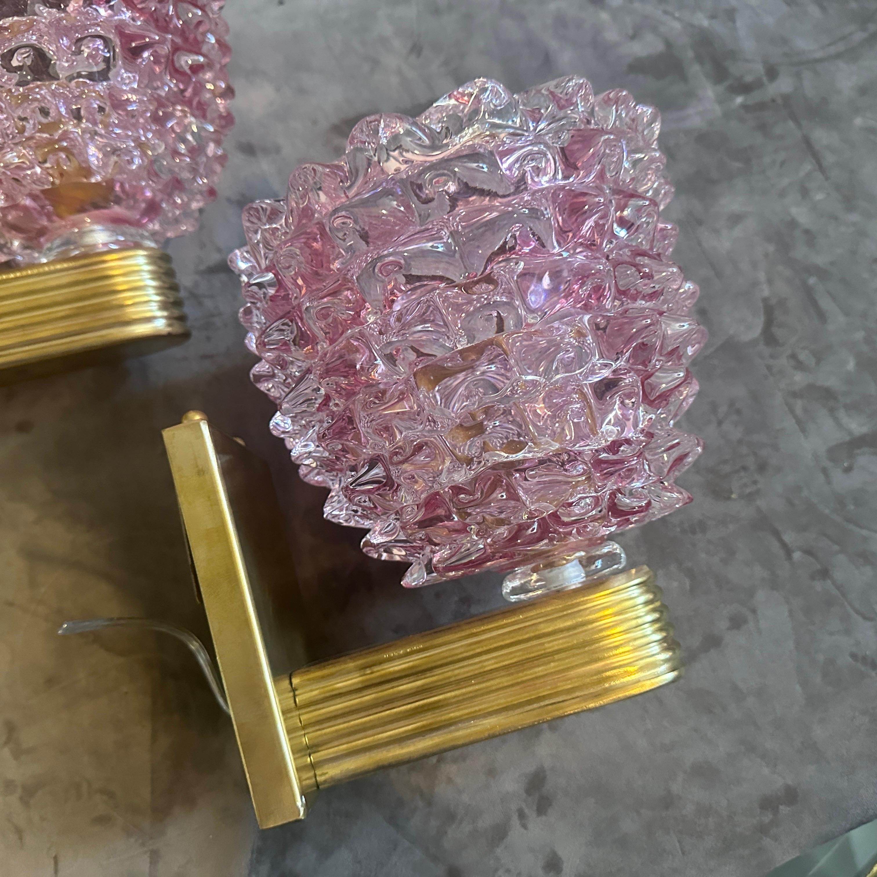 Un par de apliques de pared diseñados y fabricados en Italia al estilo de Barovier, que inventó esta particular técnica de elaboración del vidrio denominada Rostrato, caracterizada por grandes puntos que reflejan la luz. Estos puntos se obtienen