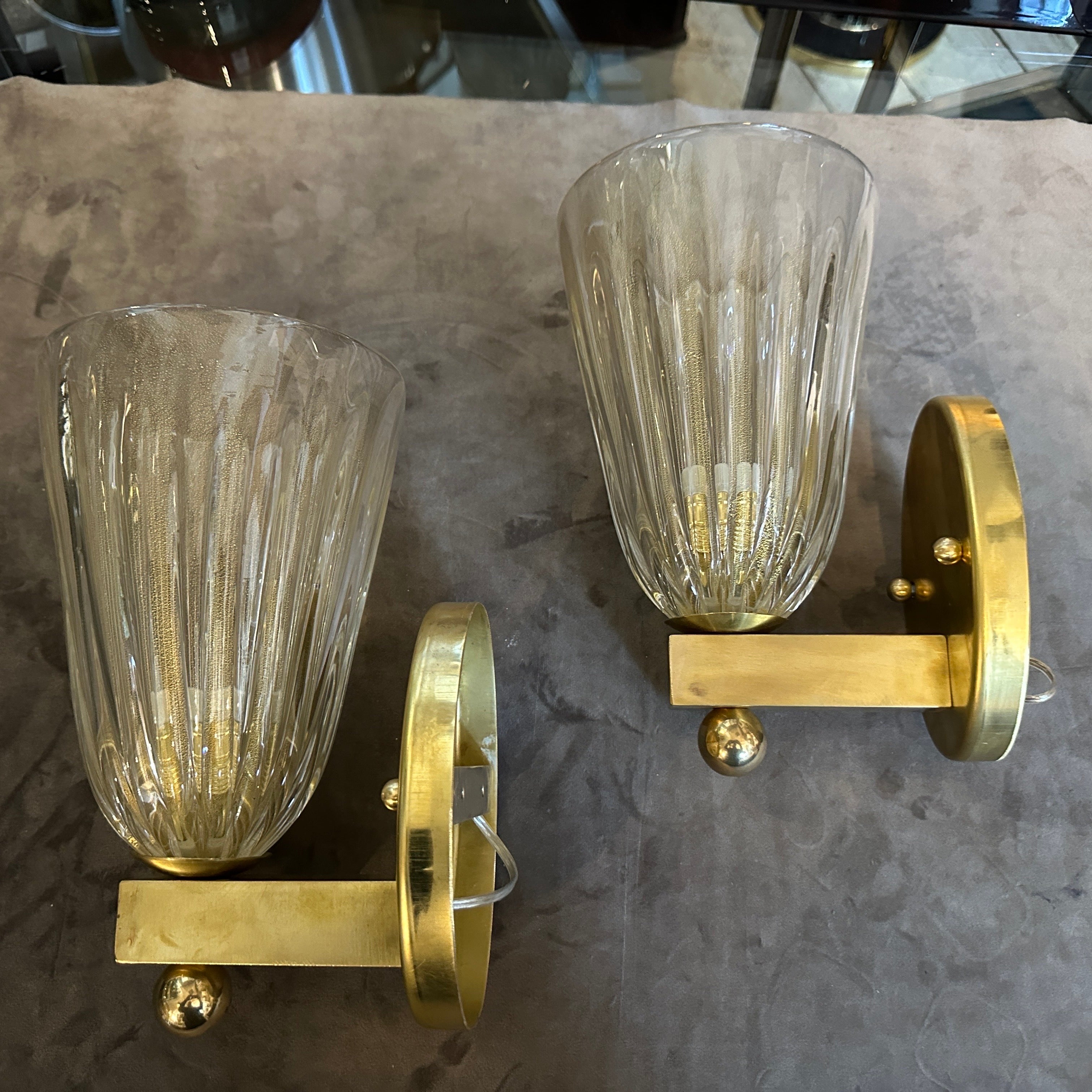 Questo set di due appliques è uno splendido esempio di design Mid-Century Modern in stile Barovier degli anni Novanta. Fortemente ispirato alle iconiche tradizioni del vetro di Murano, ricorda in particolare l'eleganza e l'artigianalità associate a