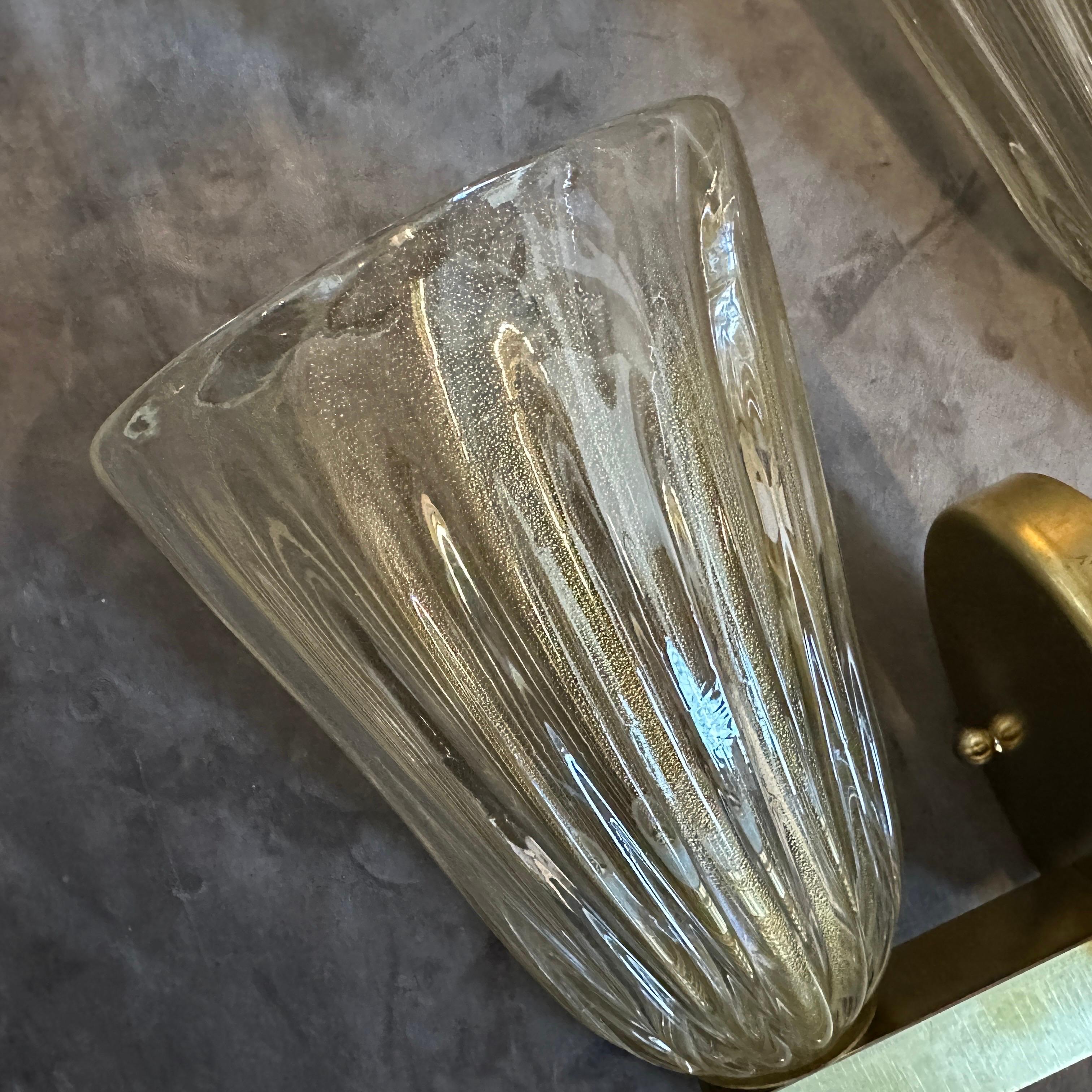 Italiano Due lampade da parete in vetro di Murano e ottone in stile Barovier anni '90 e metà del secolo scorso