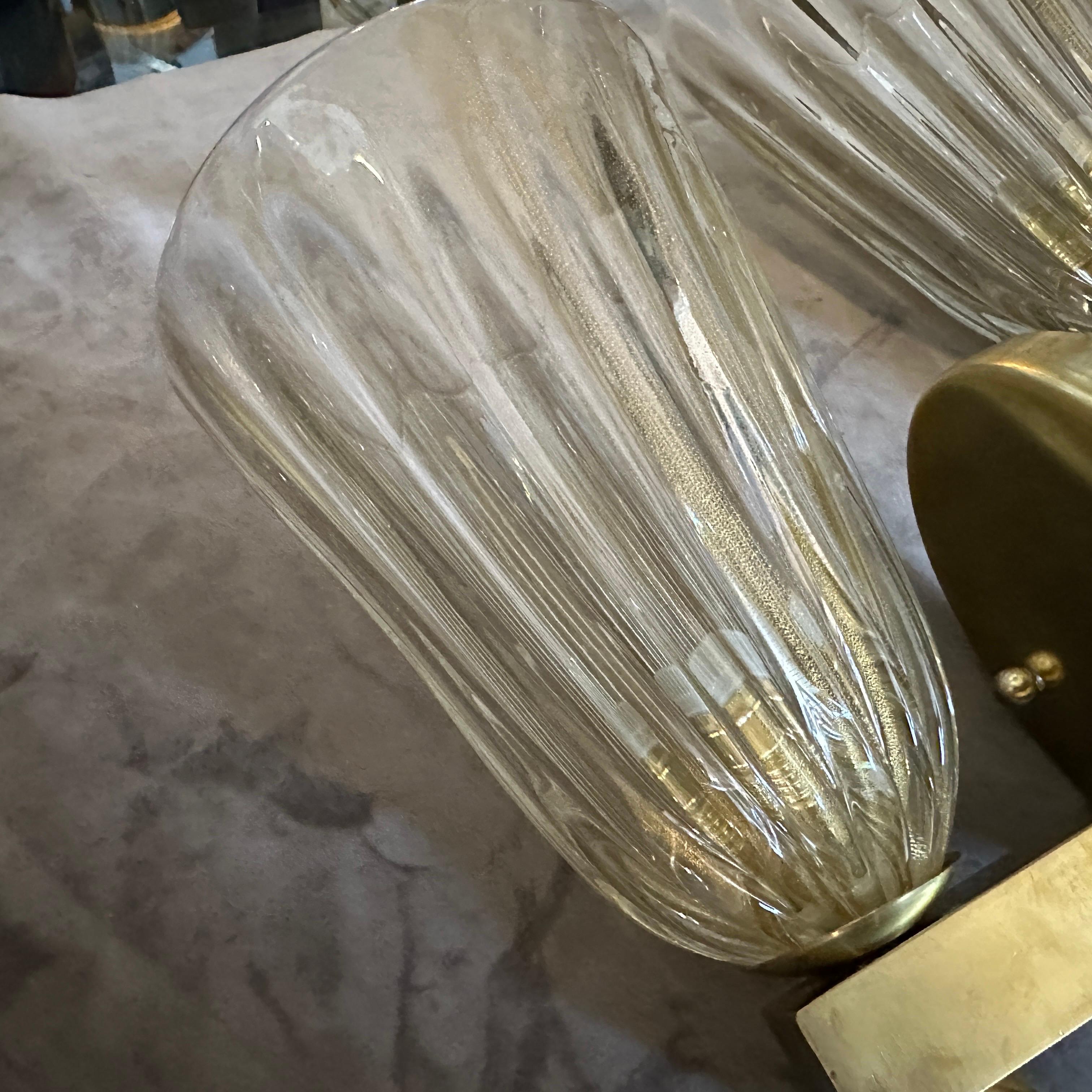 XX secolo Due lampade da parete in vetro di Murano e ottone in stile Barovier anni '90 e metà del secolo scorso