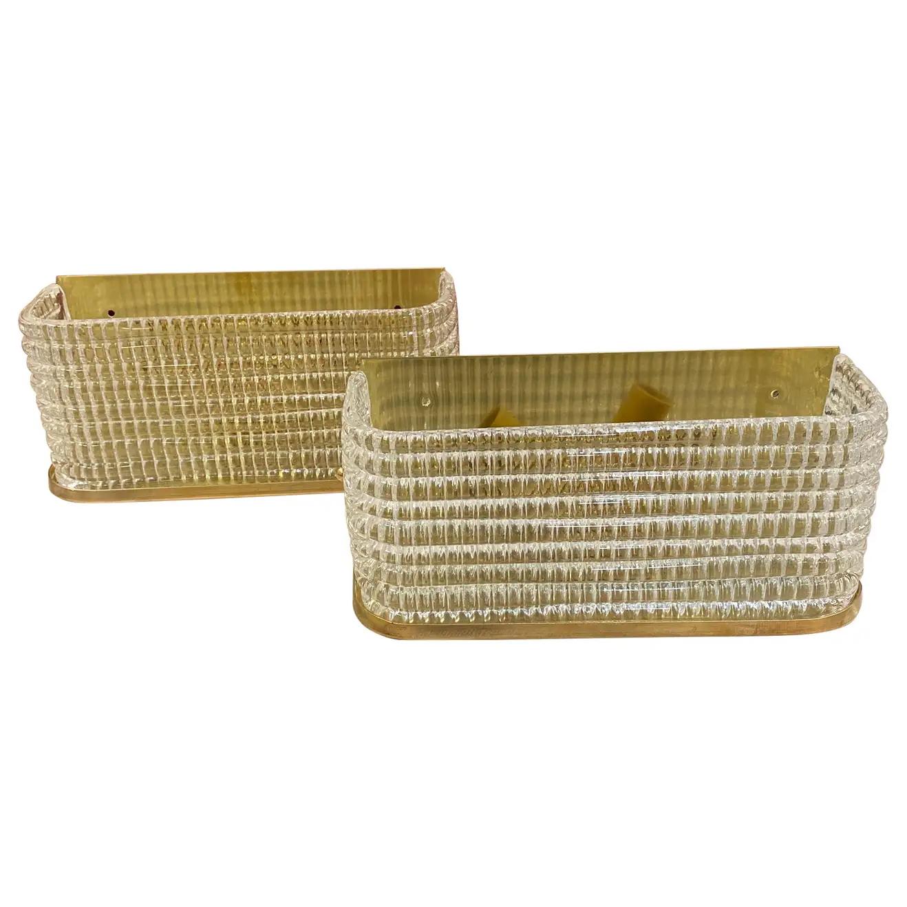 Diese beiden italienischen Wandleuchten aus der Jahrhundertmitte der 1990er Jahre zeichnen sich durch ein elegantes, rechteckiges Design mit einer Kombination aus Messing und strukturiertem Glas aus. Das strukturierte Glas streut das Licht sanft und