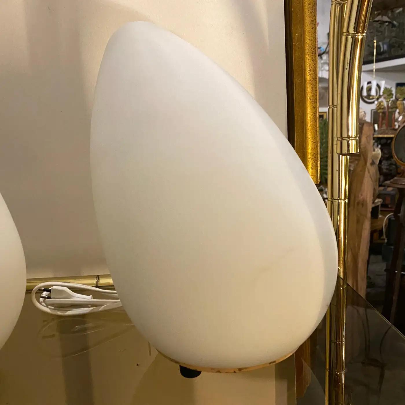 Zwei modernistische italienische Eierbettlampen aus weißem Opalglas der 1990er Jahre von Lumen Center (Italienisch) im Angebot