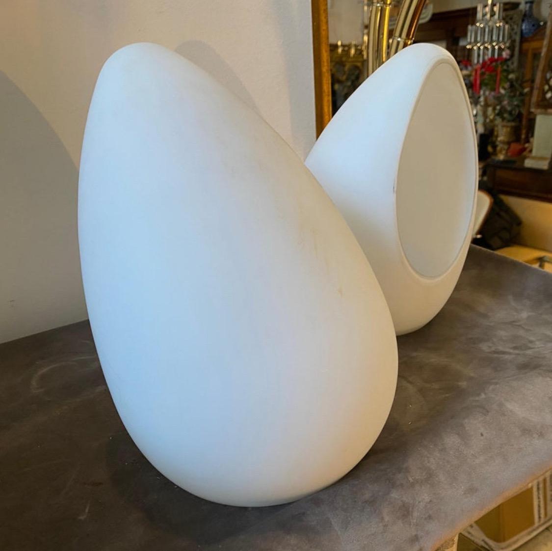 Zwei modernistische italienische Eierbettlampen aus weißem Opalglas der 1990er Jahre von Lumen Center im Angebot 2