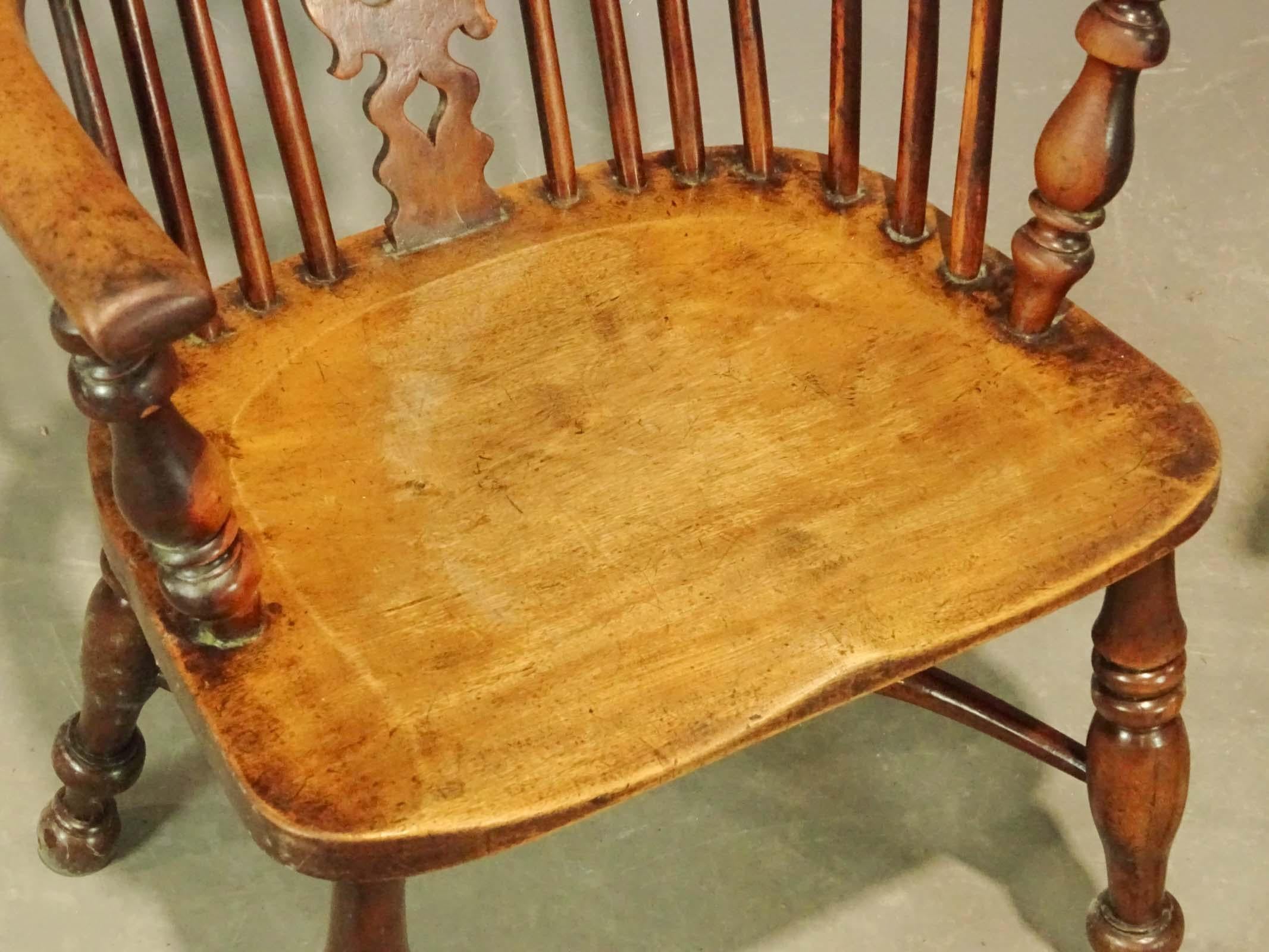 Anglais Deux fauteuils de salle à manger anglais Windsor du 19ème siècle, vendus singuliers en vente