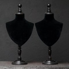 Deux mannequins d'étalage de bijoux victoriens du 19ème siècle en bois noirci et velours