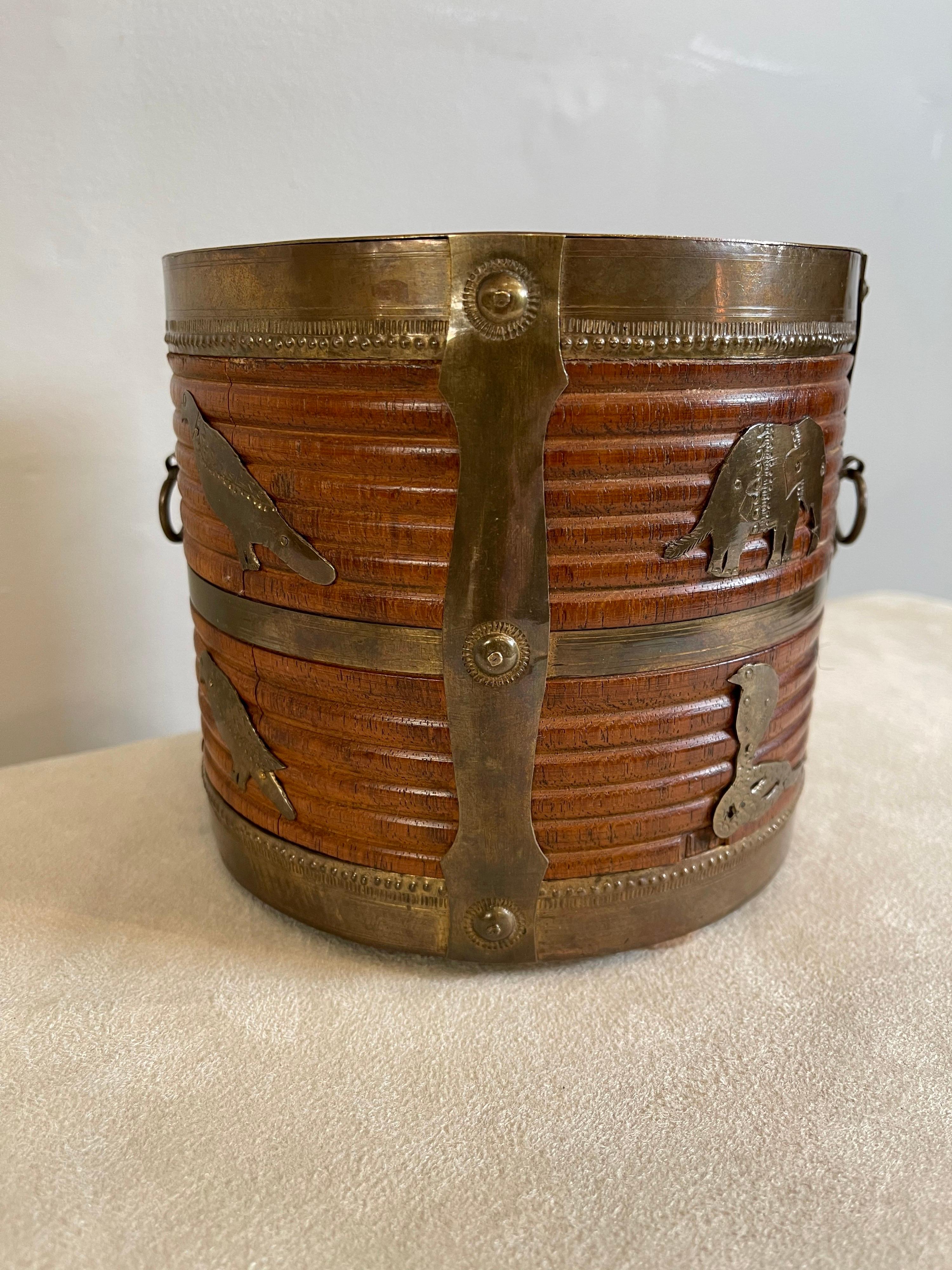 Dos cubos de turba de madera torneada con latón angloindio del siglo XIX en venta 7