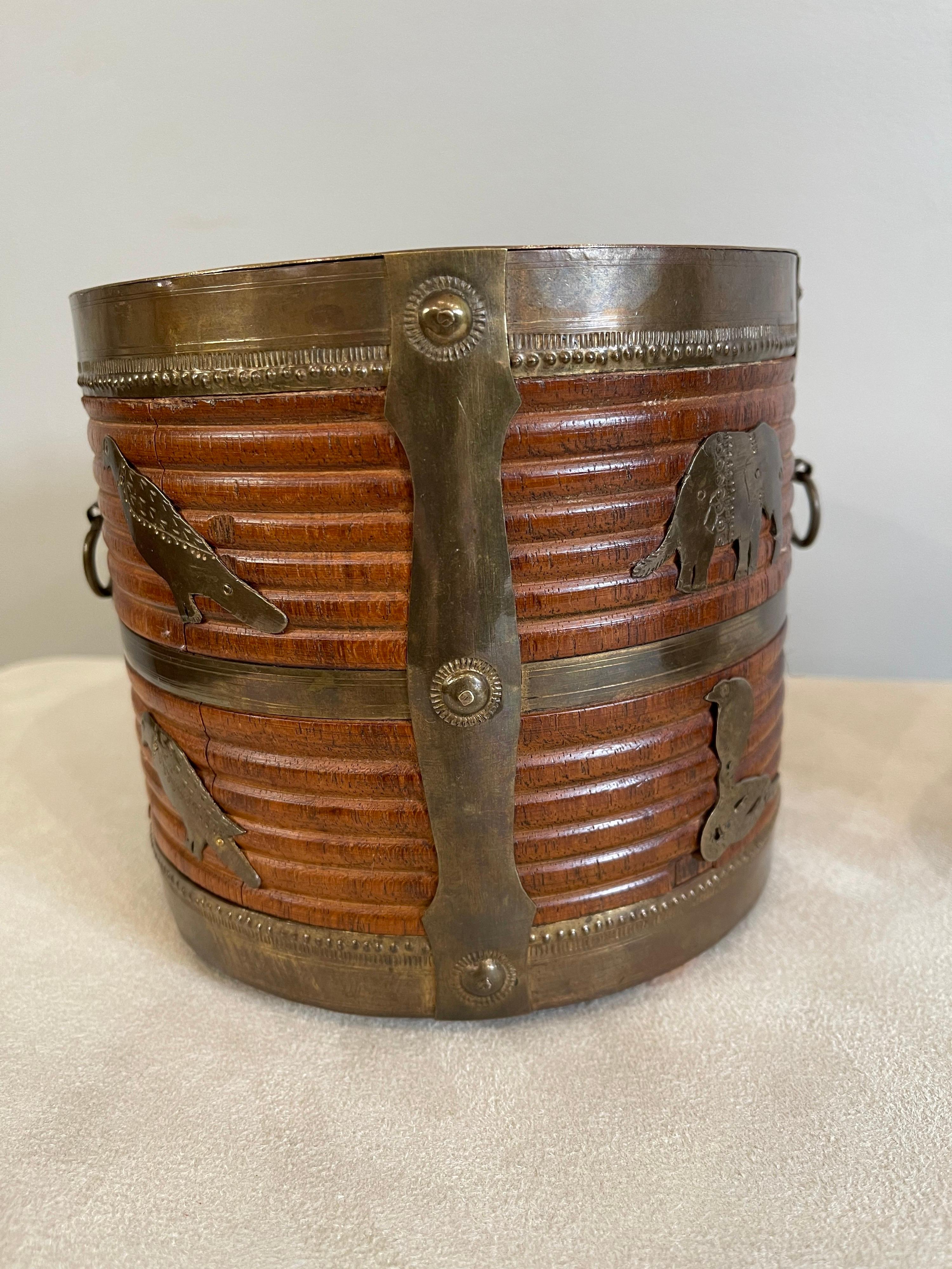 Dos cubos de turba de madera torneada con latón angloindio del siglo XIX en venta 1
