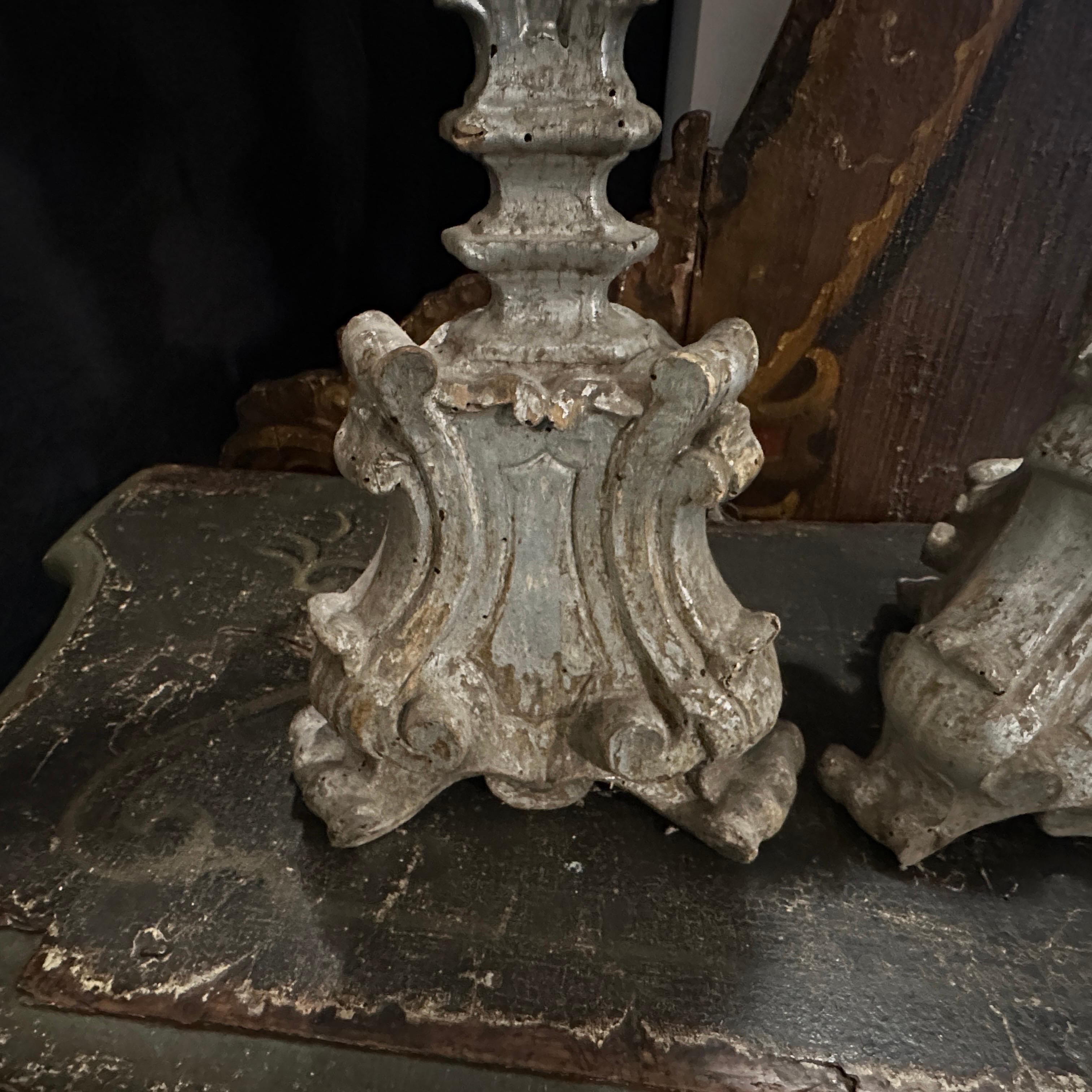 Deux torchères siciliennes en bois argenté de style néo-baroque du XIXe siècle en vente 3