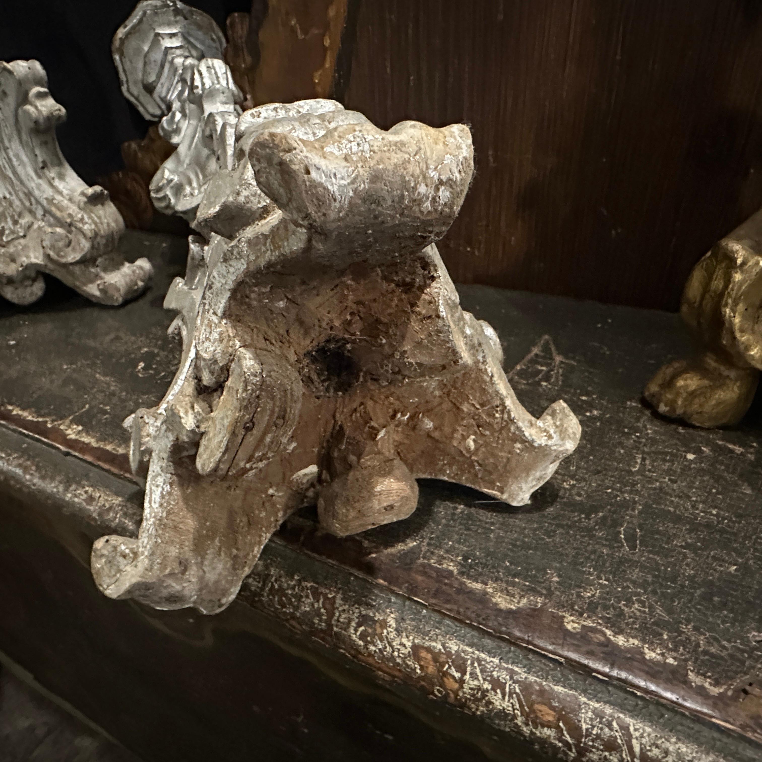 Deux torchères siciliennes en bois argenté de style néo-baroque du XIXe siècle en vente 4