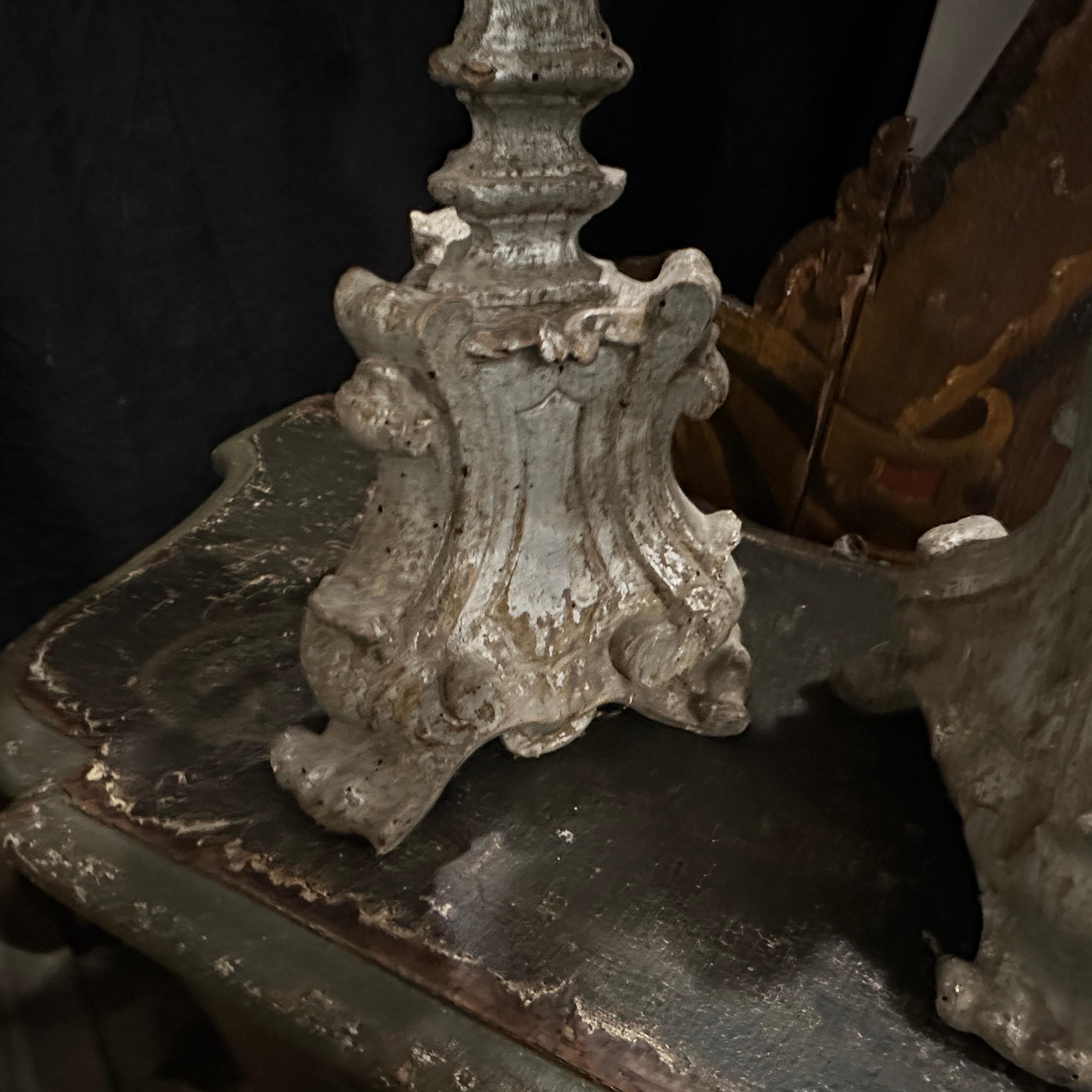 Deux torchères siciliennes en bois argenté de style néo-baroque du XIXe siècle en vente 5