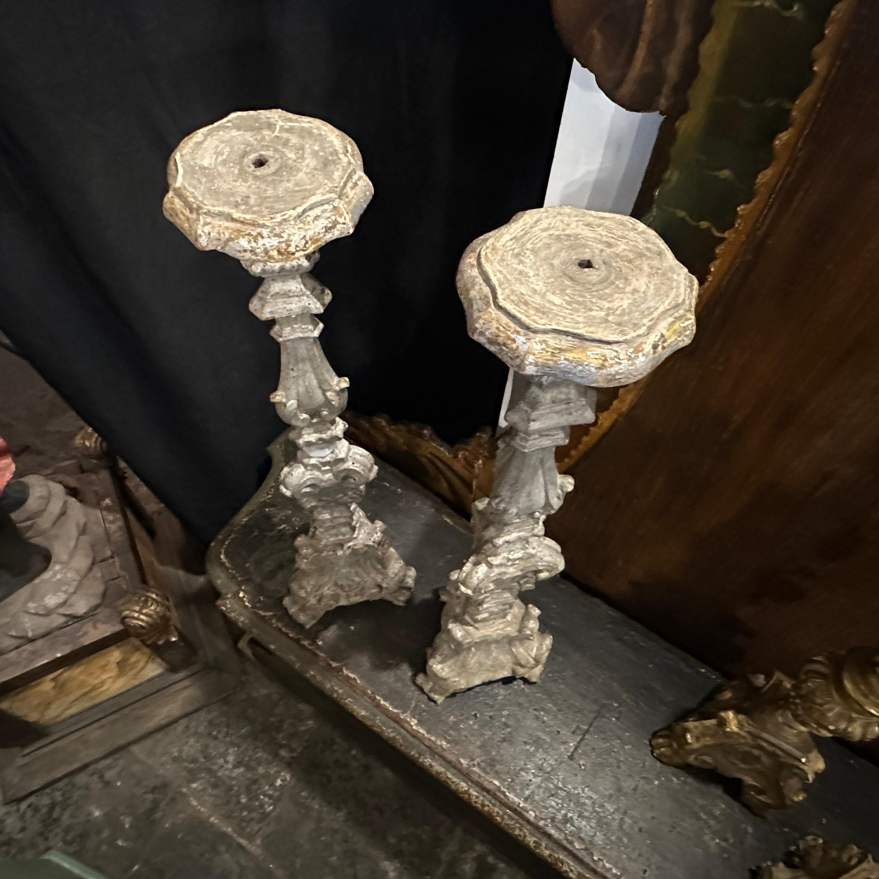 Deux torchères siciliennes en bois argenté de style néo-baroque du XIXe siècle en vente 6