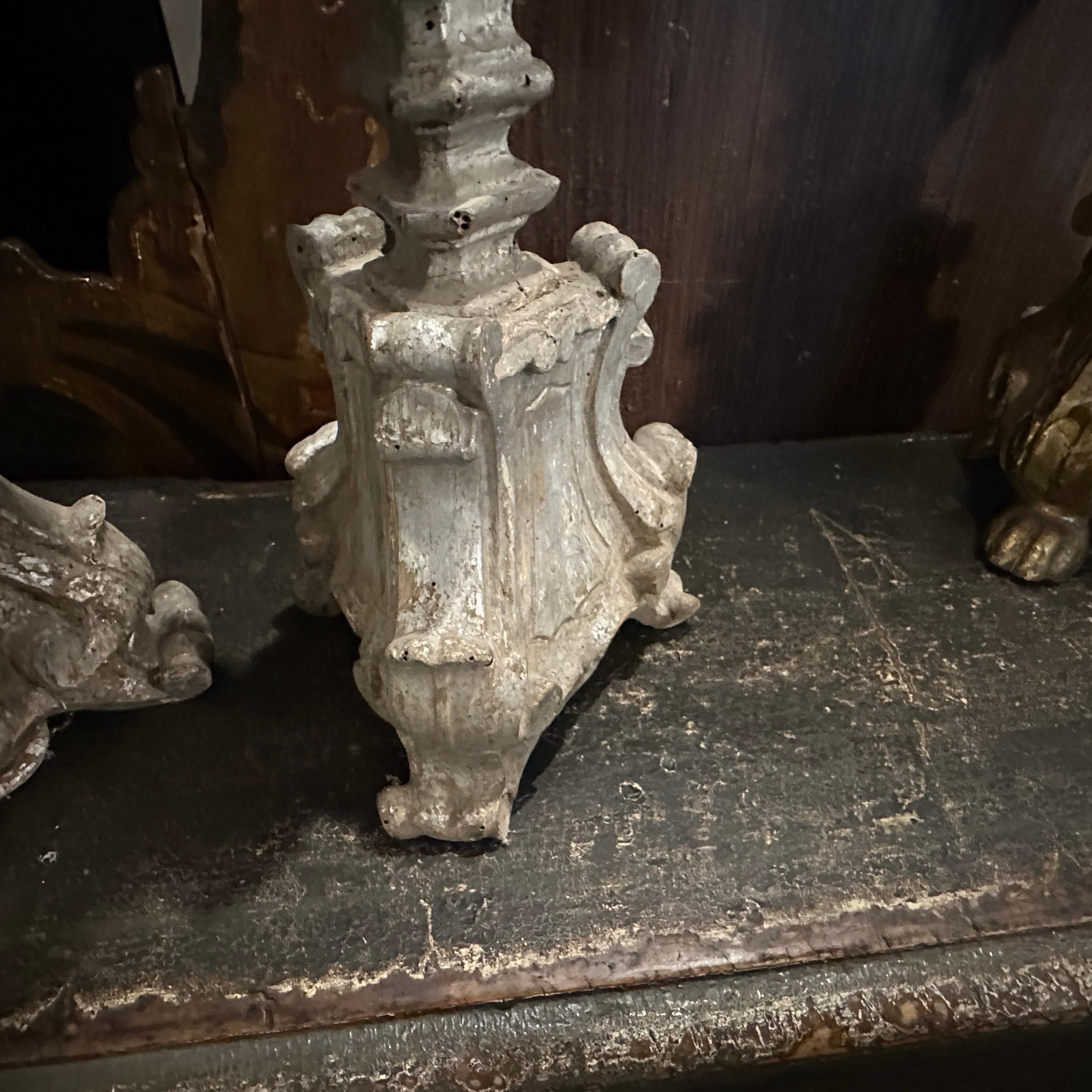 Deux torchères siciliennes en bois argenté de style néo-baroque du XIXe siècle en vente 7