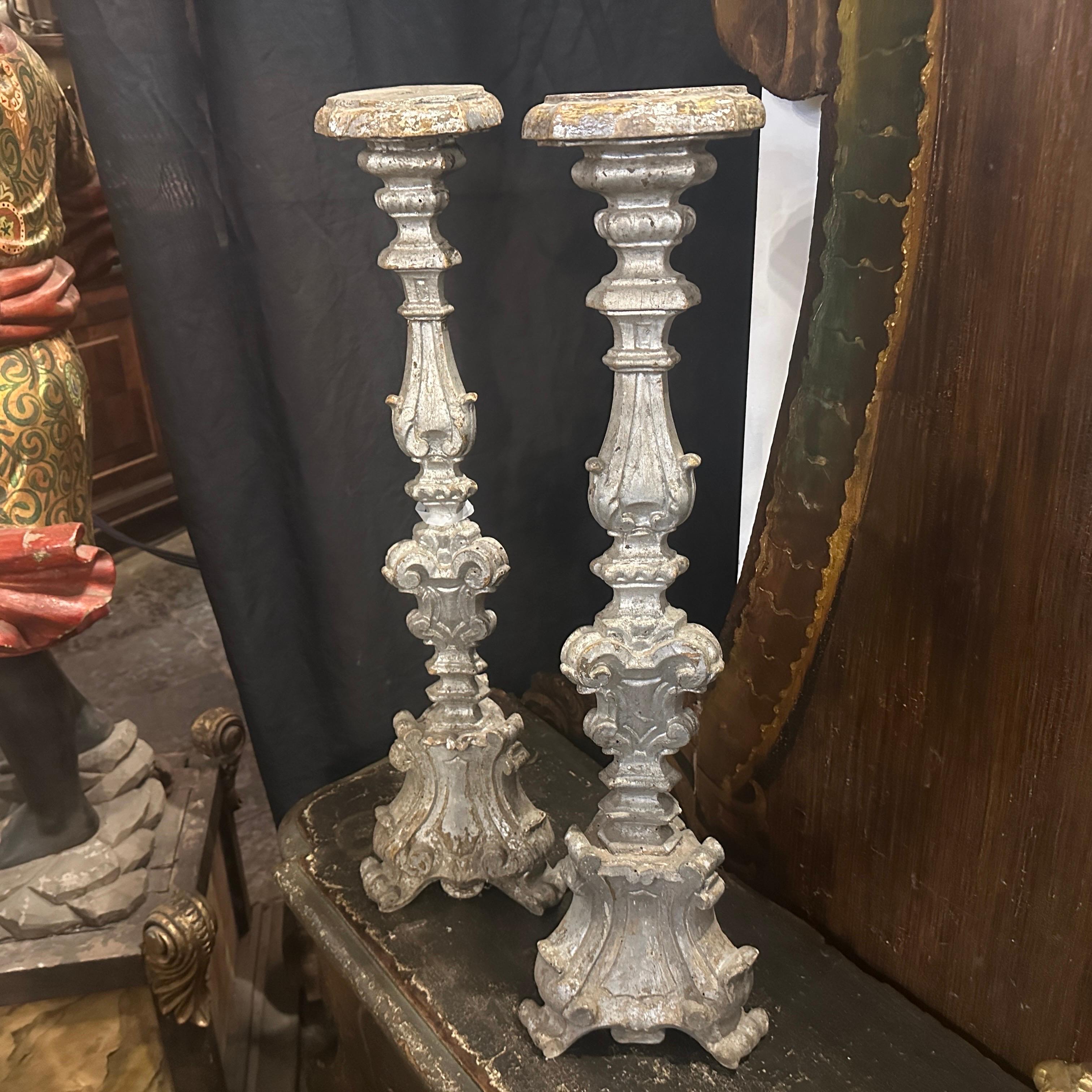 Deux torchères siciliennes en bois argenté de style néo-baroque du XIXe siècle en vente 10
