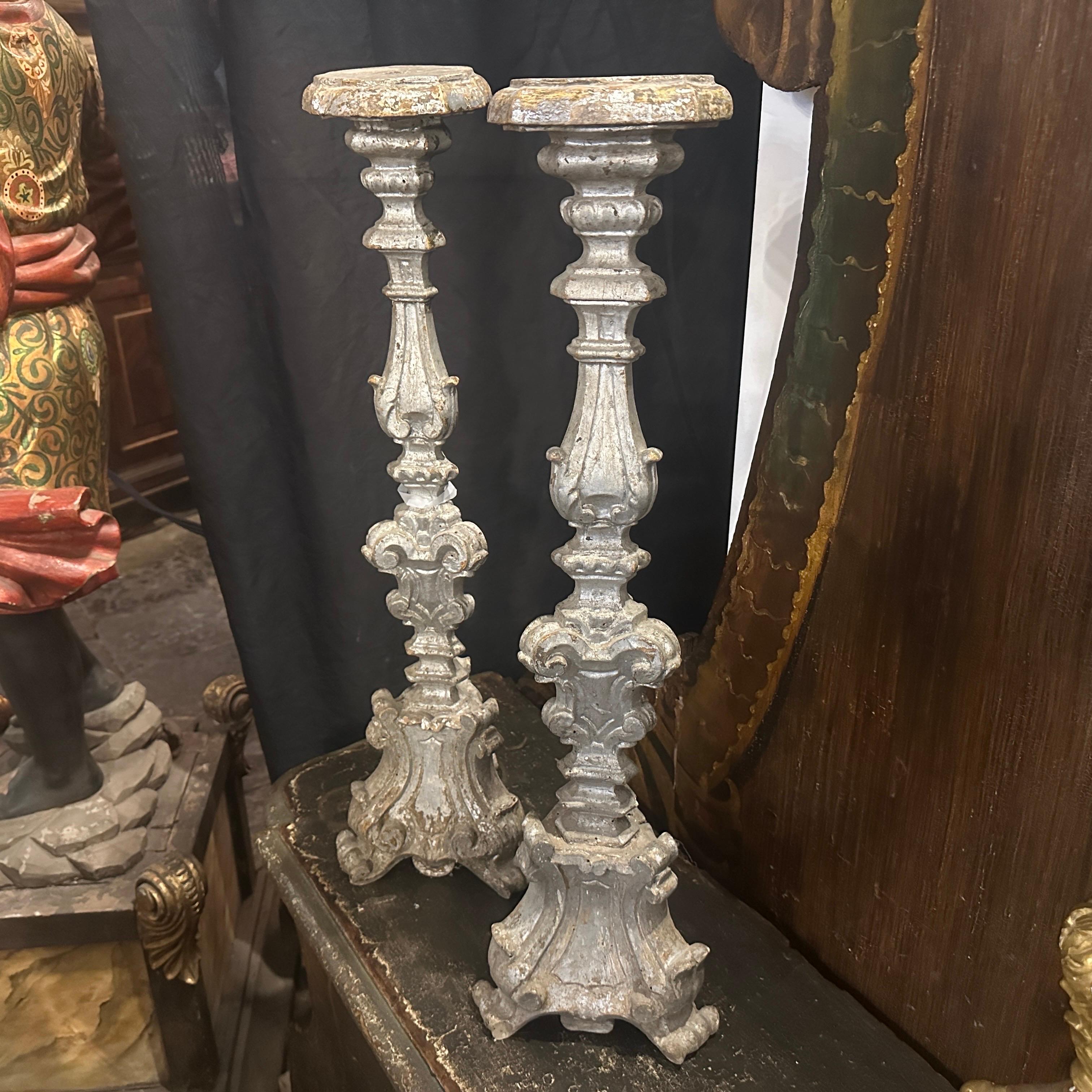 Sicilien Deux torchères siciliennes en bois argenté de style néo-baroque du XIXe siècle en vente