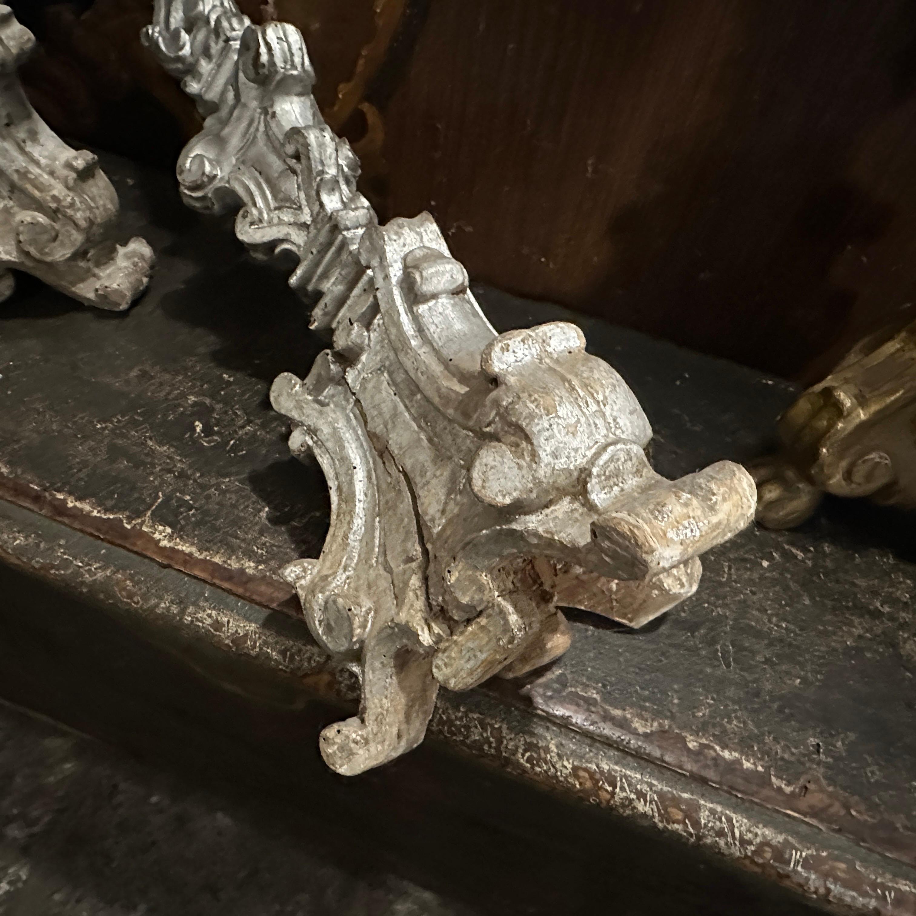 Sculpté à la main Deux torchères siciliennes en bois argenté de style néo-baroque du XIXe siècle en vente