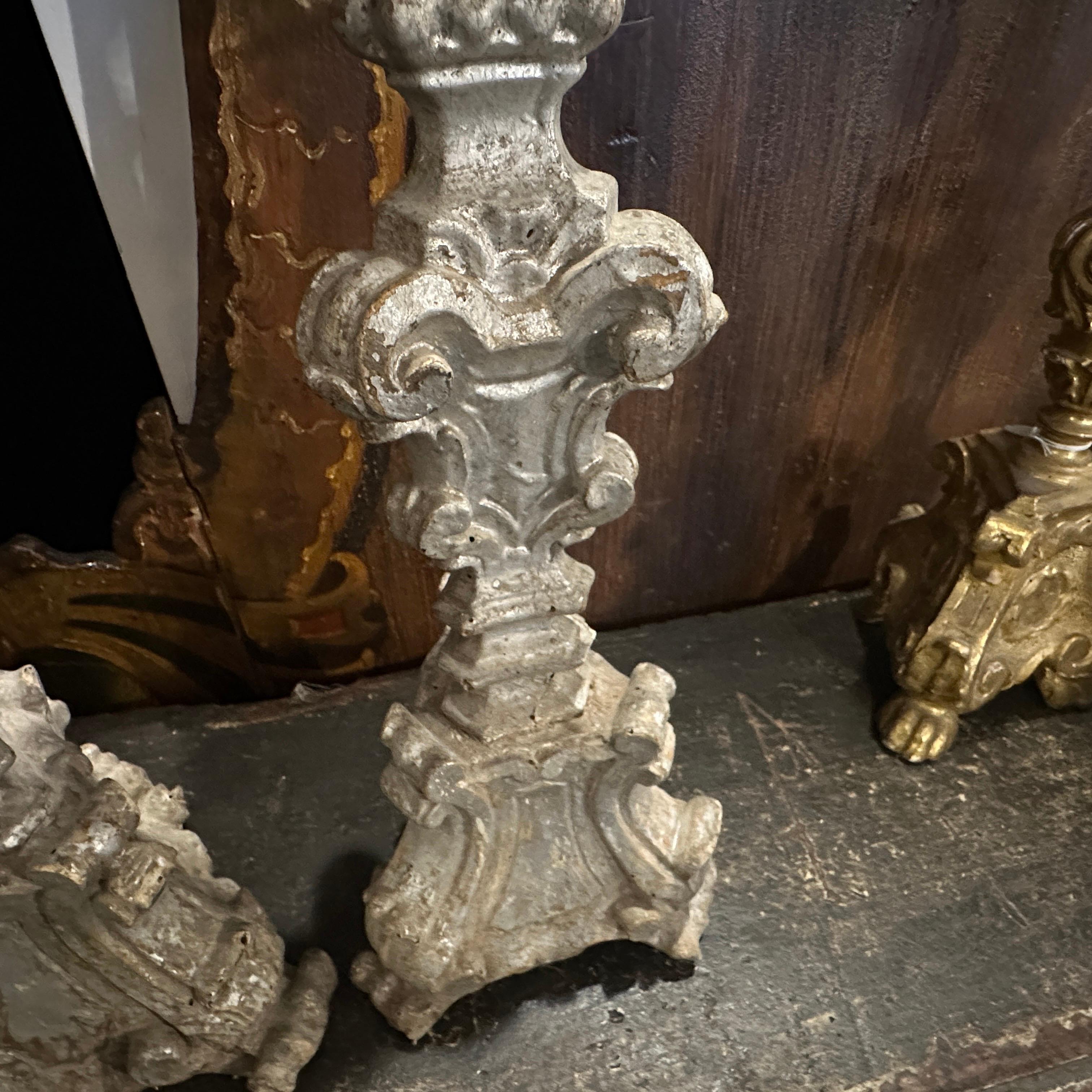 Deux torchères siciliennes en bois argenté de style néo-baroque du XIXe siècle Bon état - En vente à Catania, Sicilia