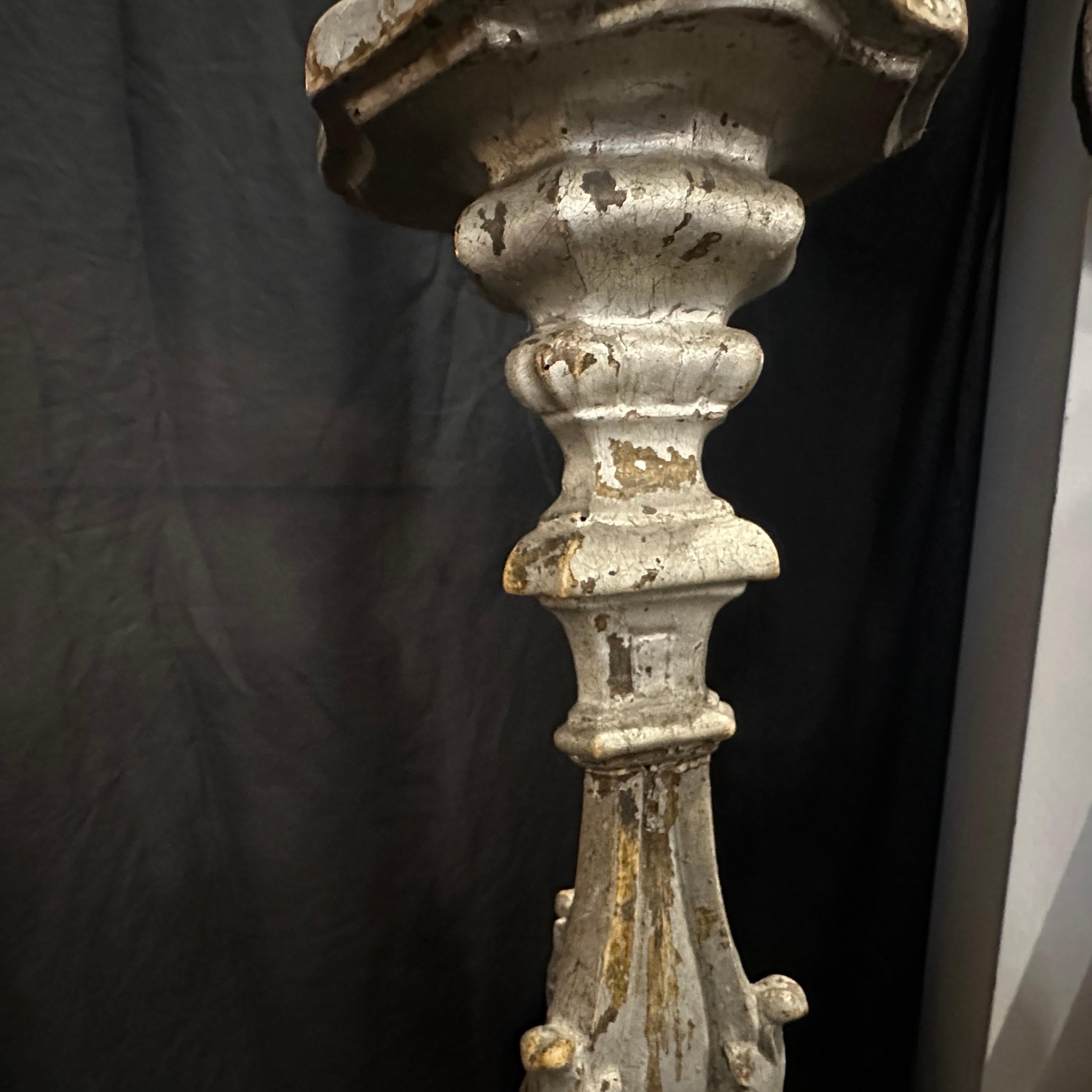 Feuille d'argent Deux torchères siciliennes en bois argenté de style néo-baroque du XIXe siècle en vente