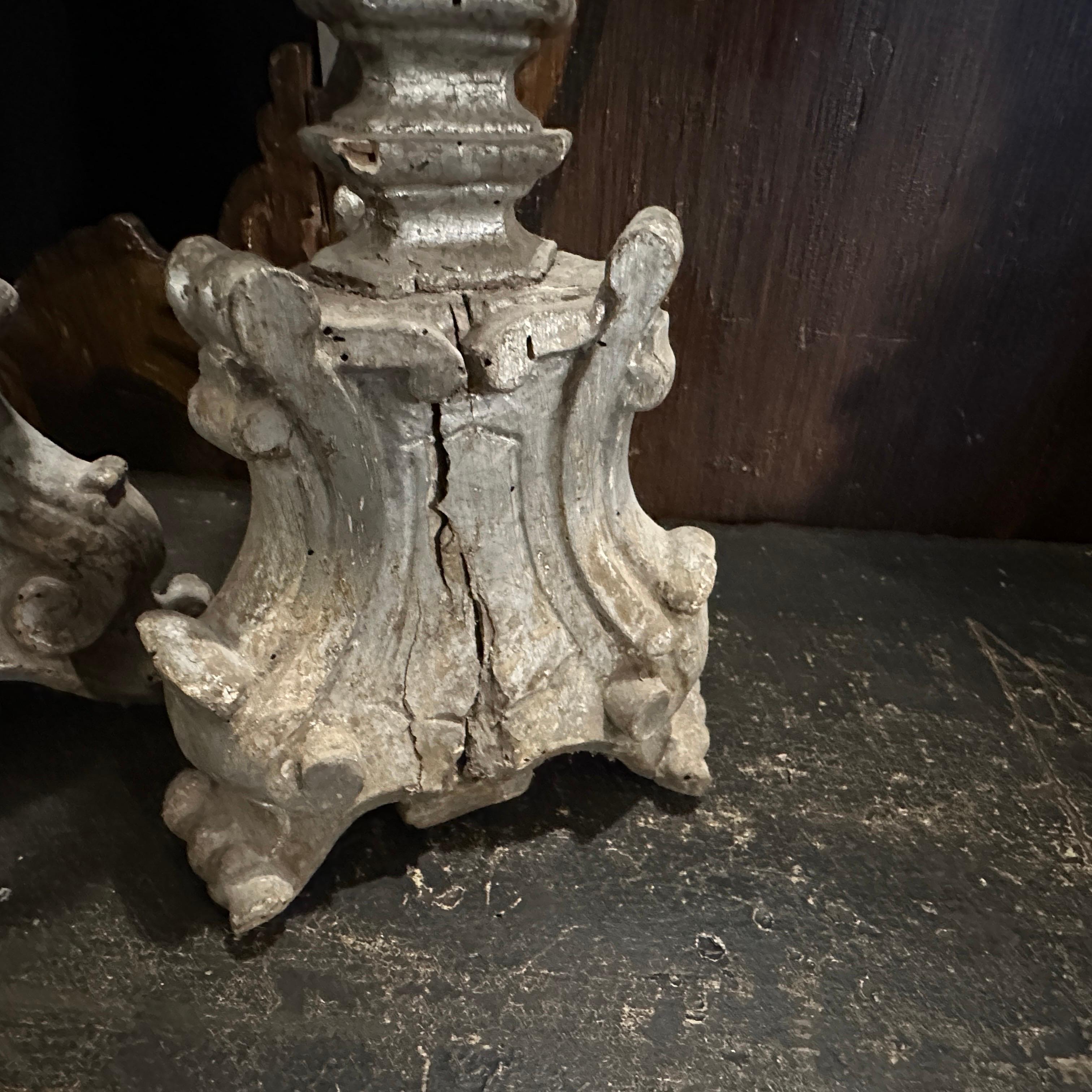 Deux torchères siciliennes en bois argenté de style néo-baroque du XIXe siècle en vente 1