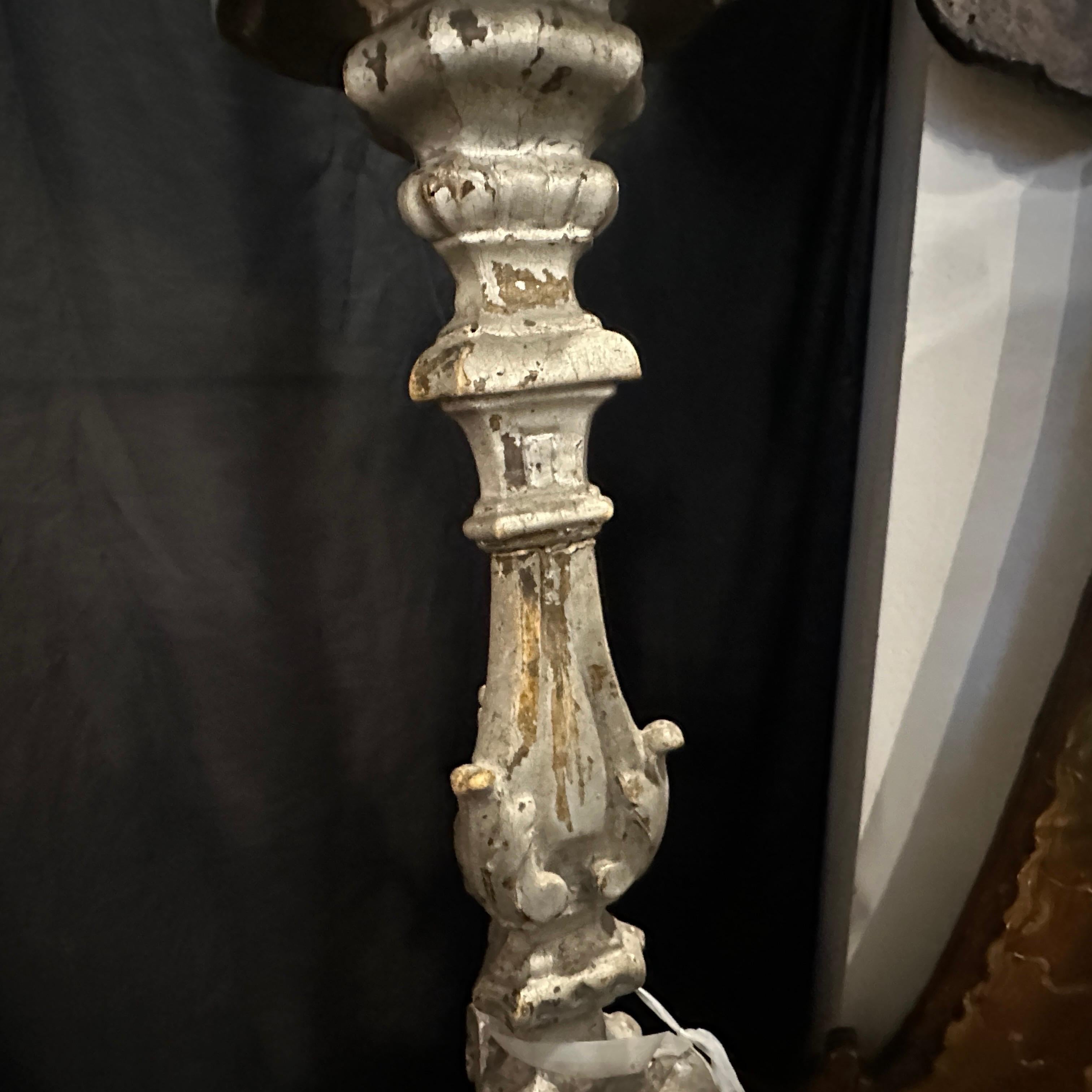 Deux torchères siciliennes en bois argenté de style néo-baroque du XIXe siècle en vente 2