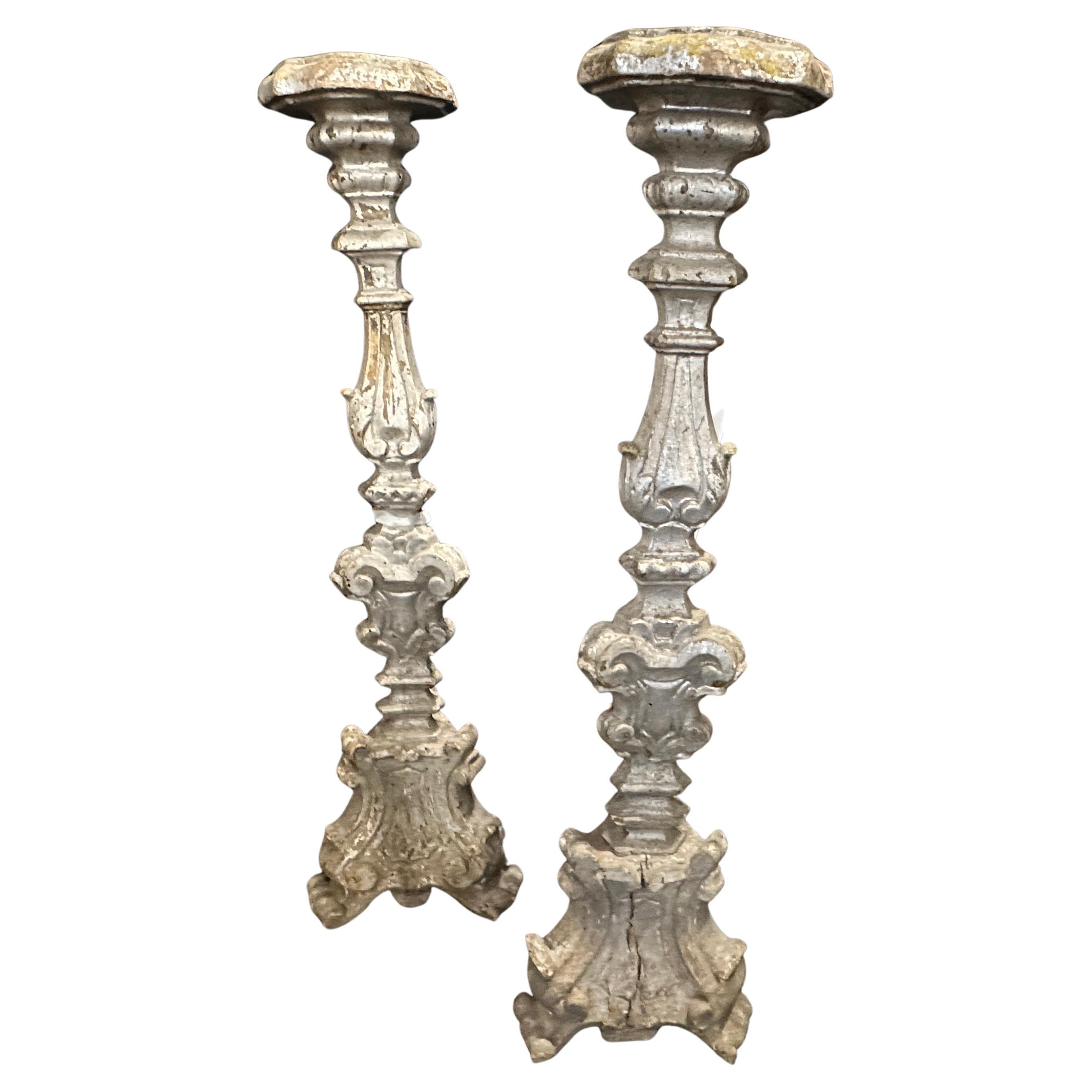 Deux torchères siciliennes en bois argenté de style néo-baroque du XIXe siècle en vente