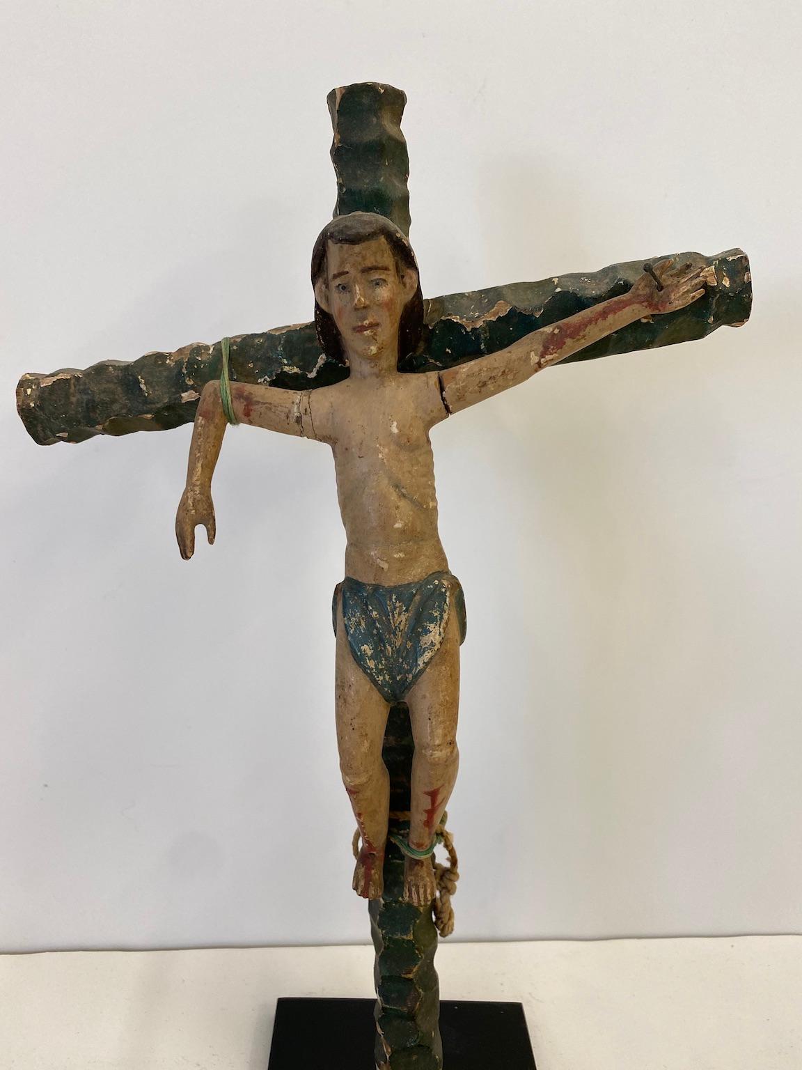 Deux personnages en bois sculpté sur des croix en bois, issus de l'histoire de la crucifixion du Christ. Ils représentent 