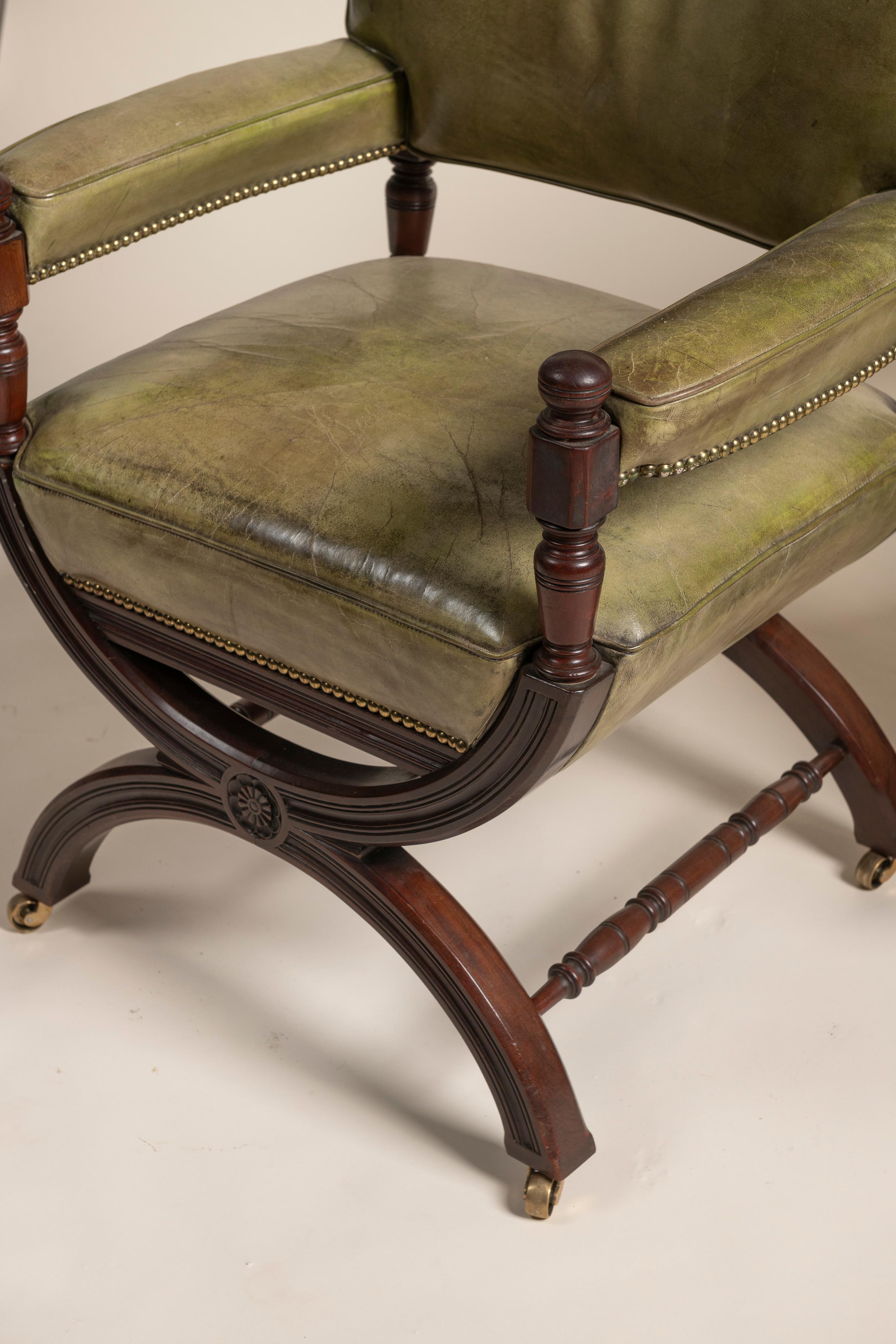 Deux fauteuils anglais du XIXe siècle en cuir et acajou en vente 3