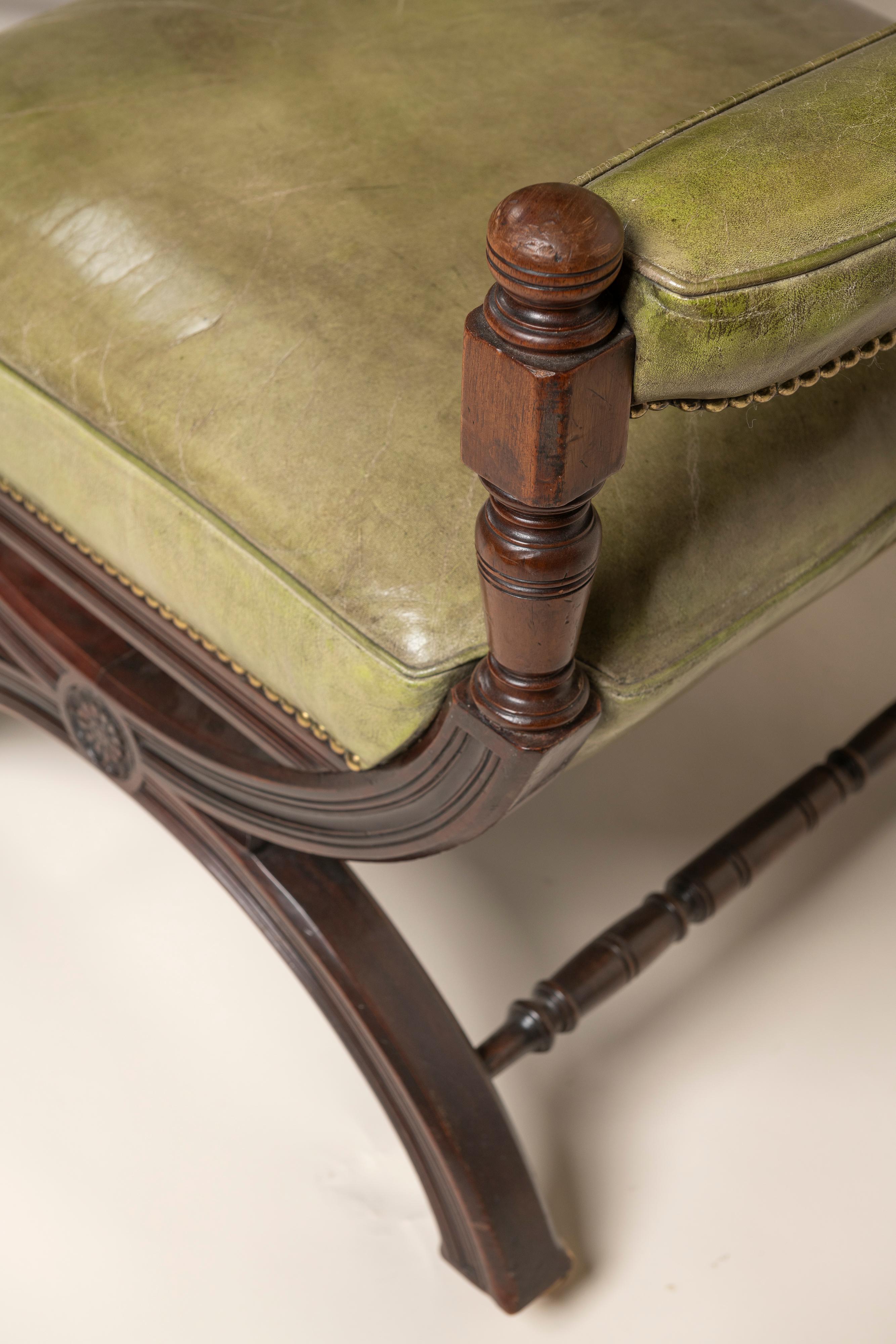 Deux fauteuils anglais du XIXe siècle en cuir et acajou en vente 4
