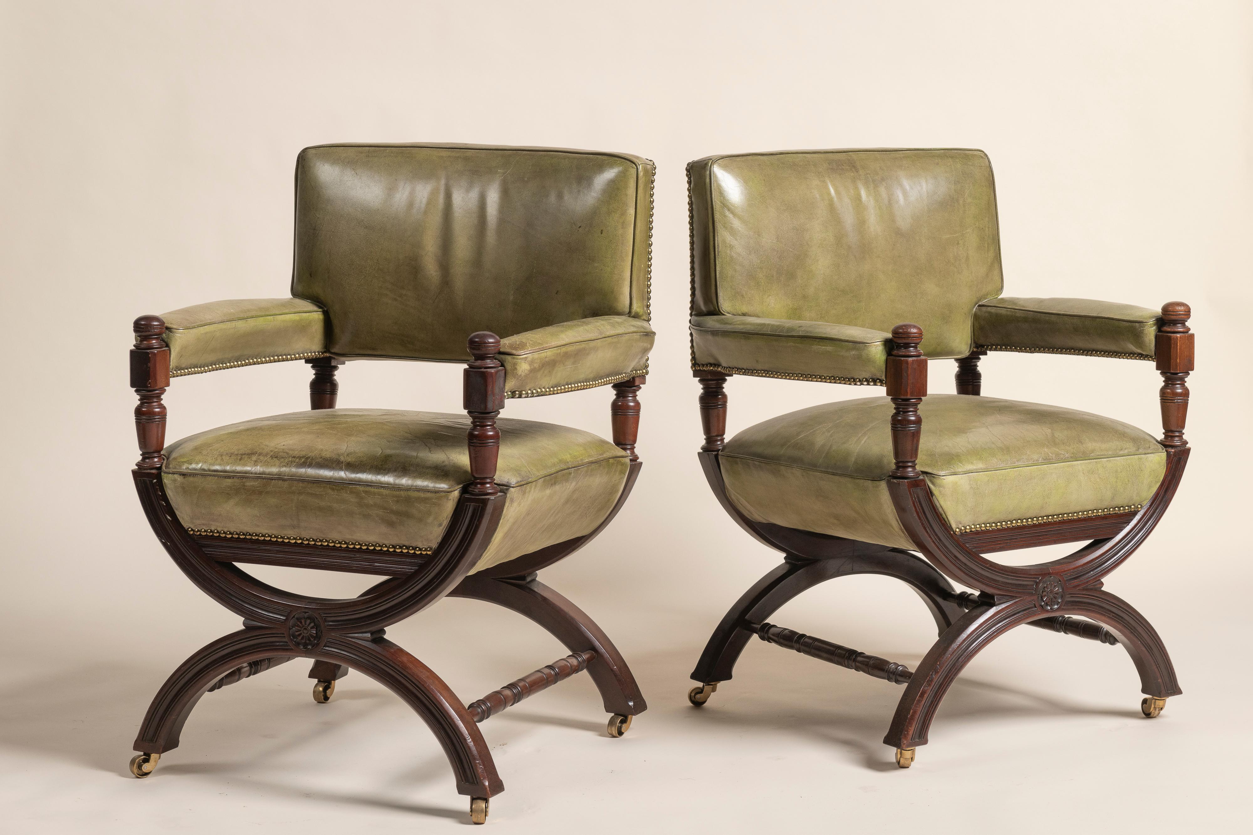 Georgien Deux fauteuils anglais du XIXe siècle en cuir et acajou en vente
