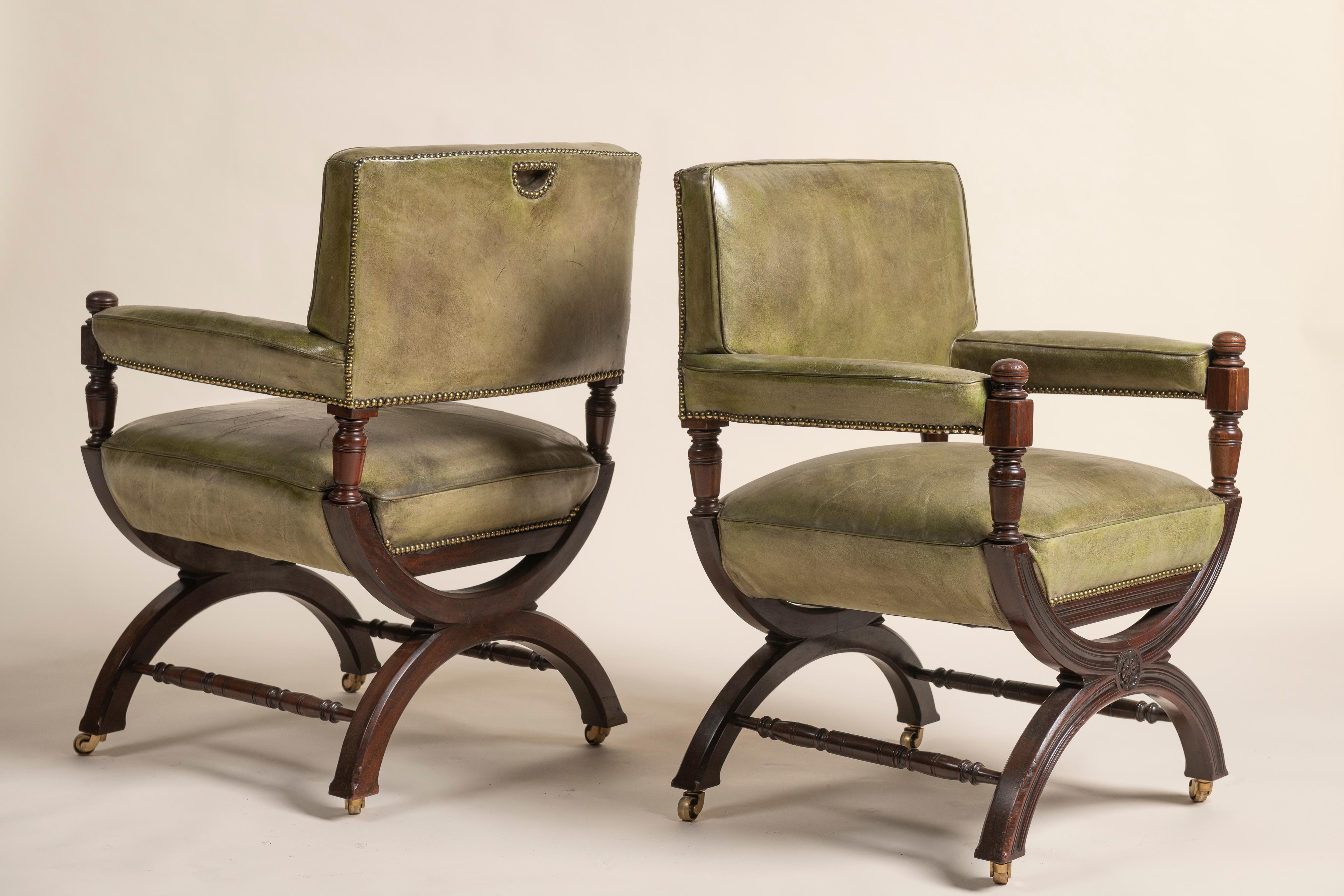 Britannique Deux fauteuils anglais du XIXe siècle en cuir et acajou en vente