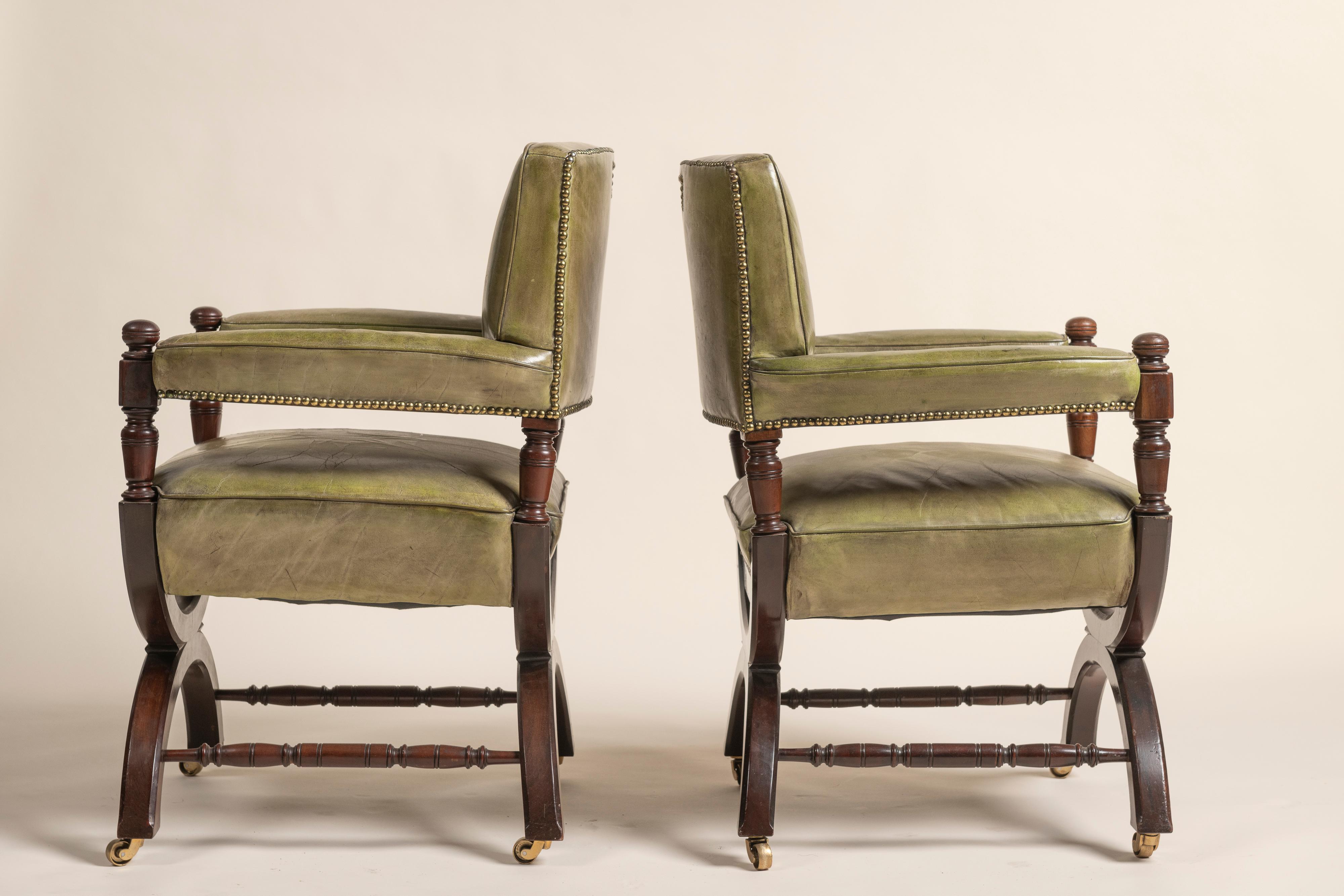 Fait main Deux fauteuils anglais du XIXe siècle en cuir et acajou en vente