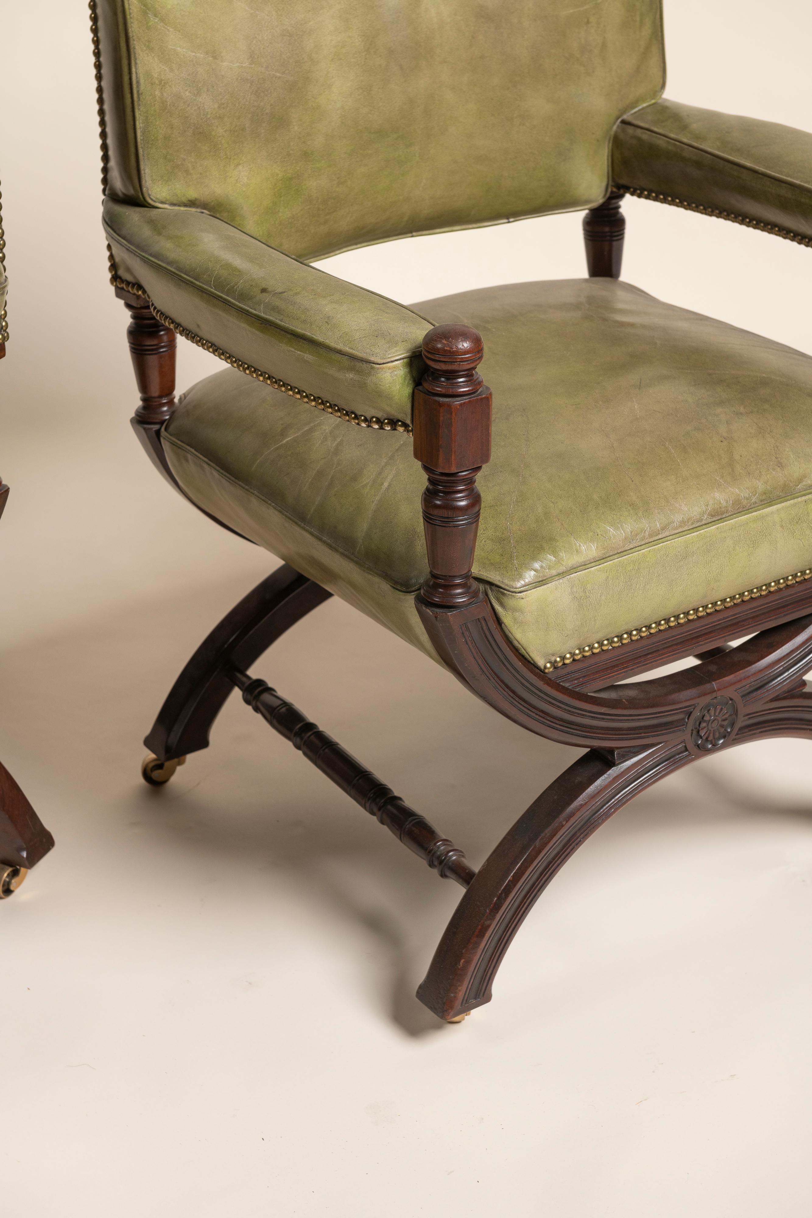 Deux fauteuils anglais du XIXe siècle en cuir et acajou Bon état - En vente à San Francisco, CA