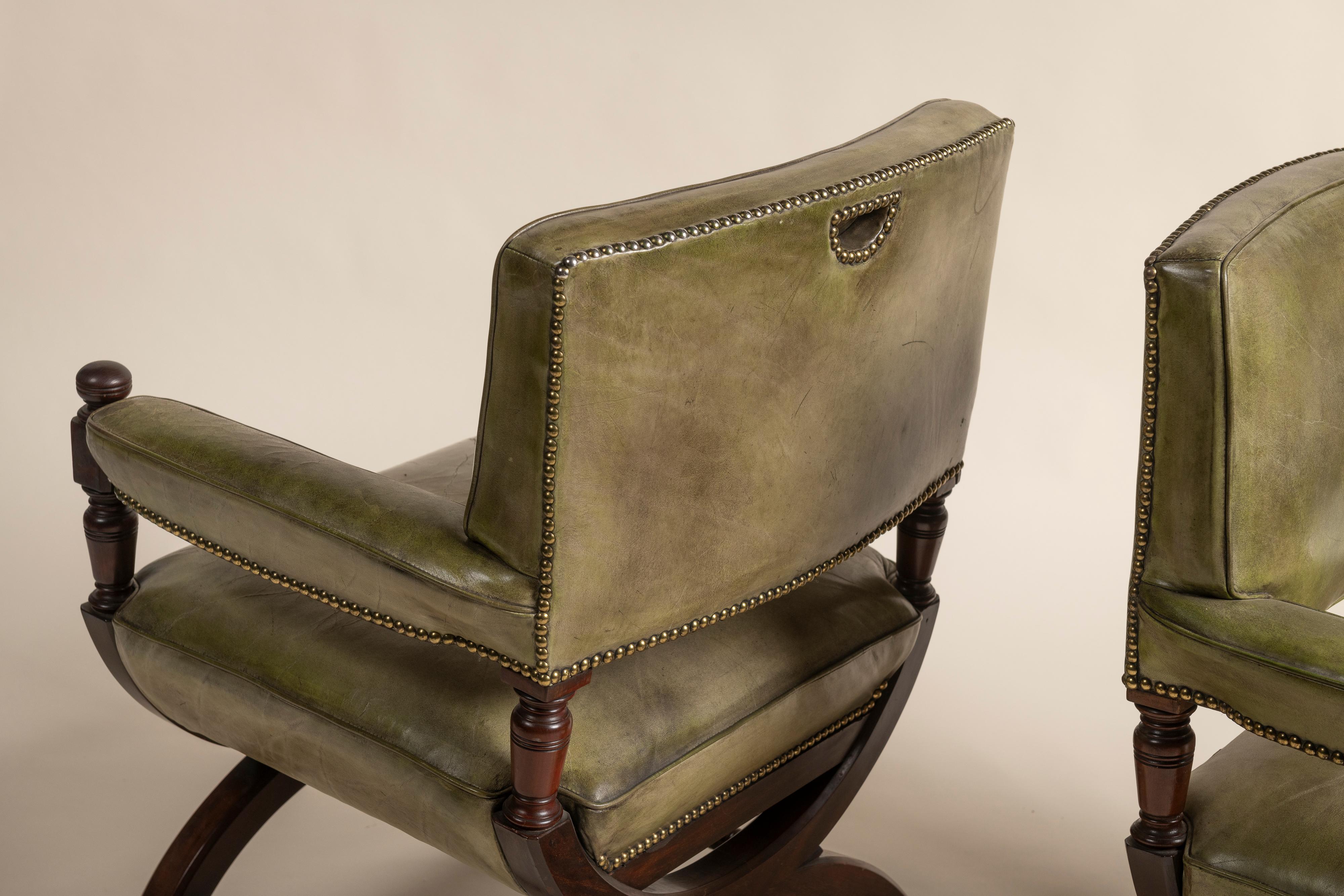 Cuir Deux fauteuils anglais du XIXe siècle en cuir et acajou en vente
