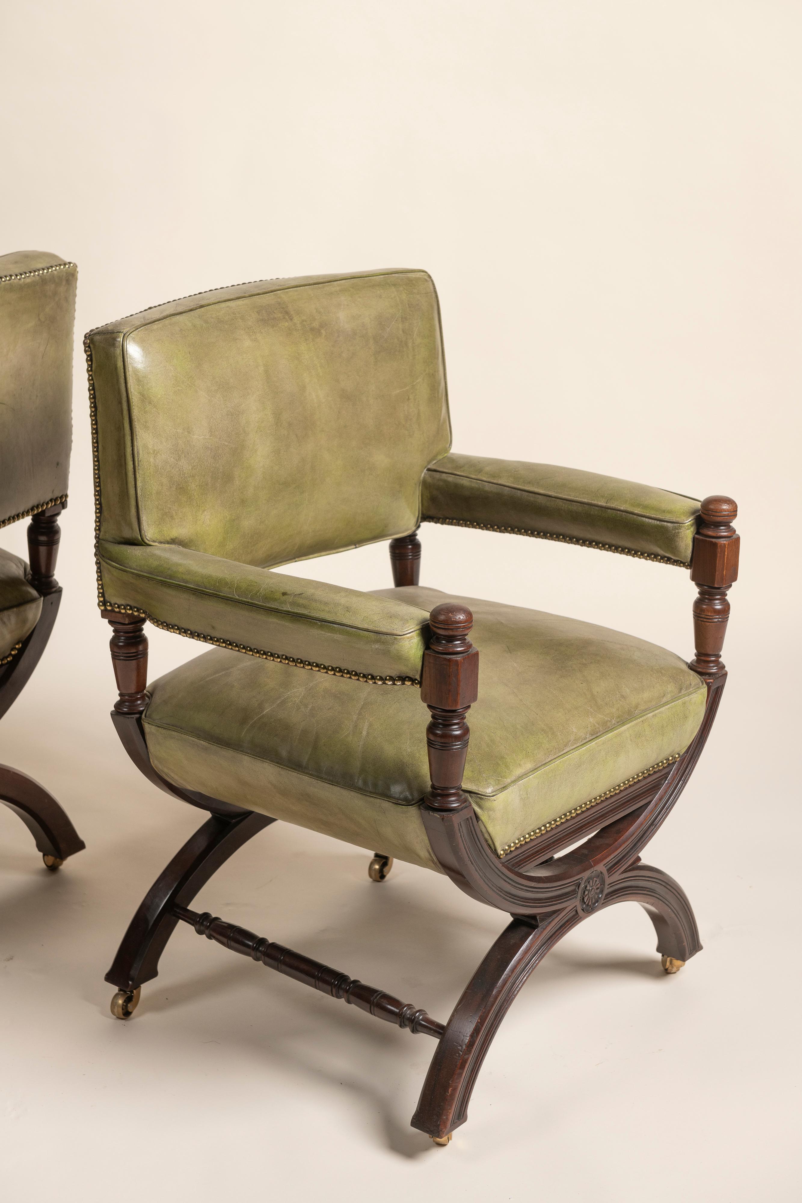 Deux fauteuils anglais du XIXe siècle en cuir et acajou en vente 1