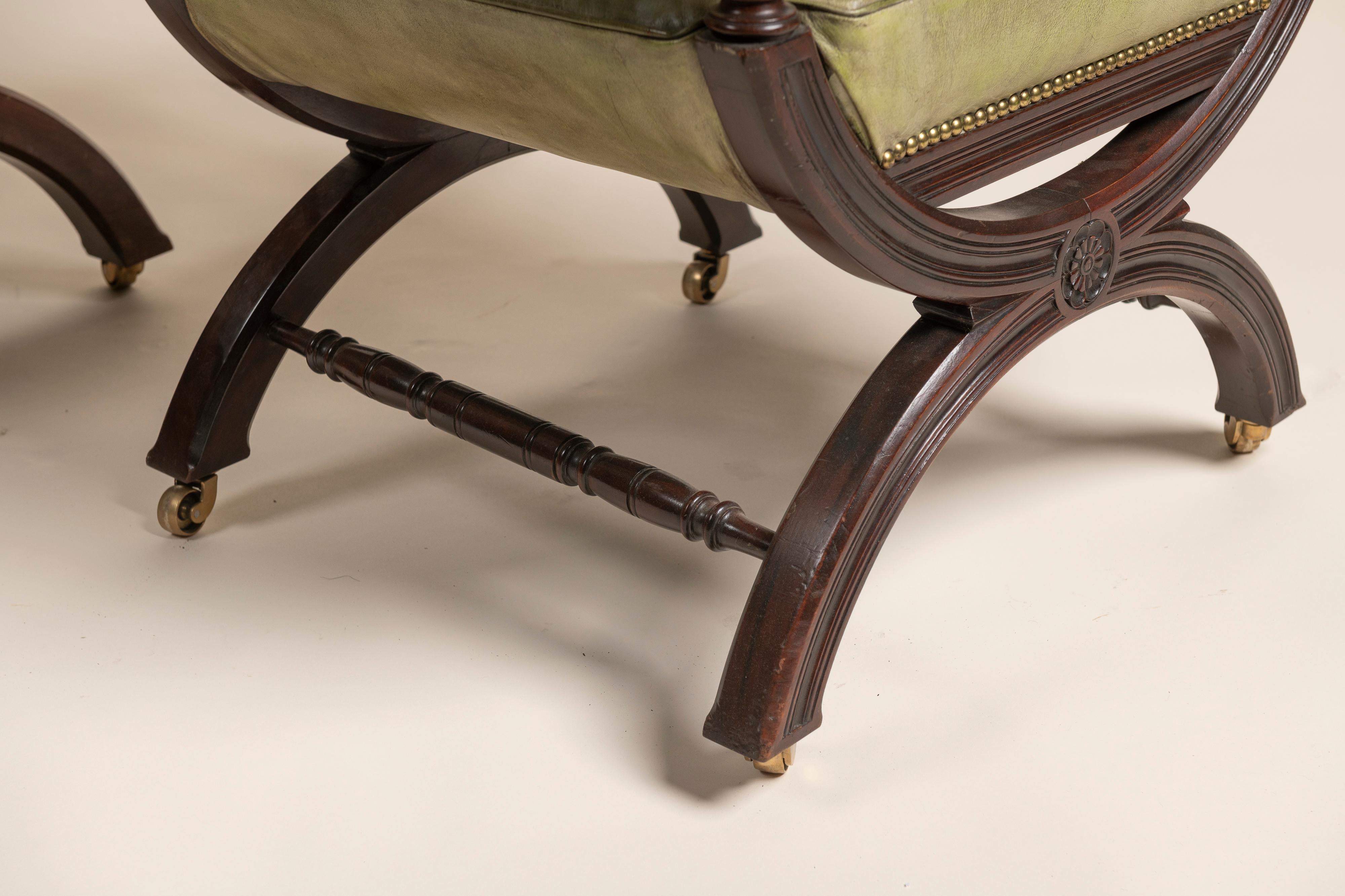 Deux fauteuils anglais du XIXe siècle en cuir et acajou en vente 2