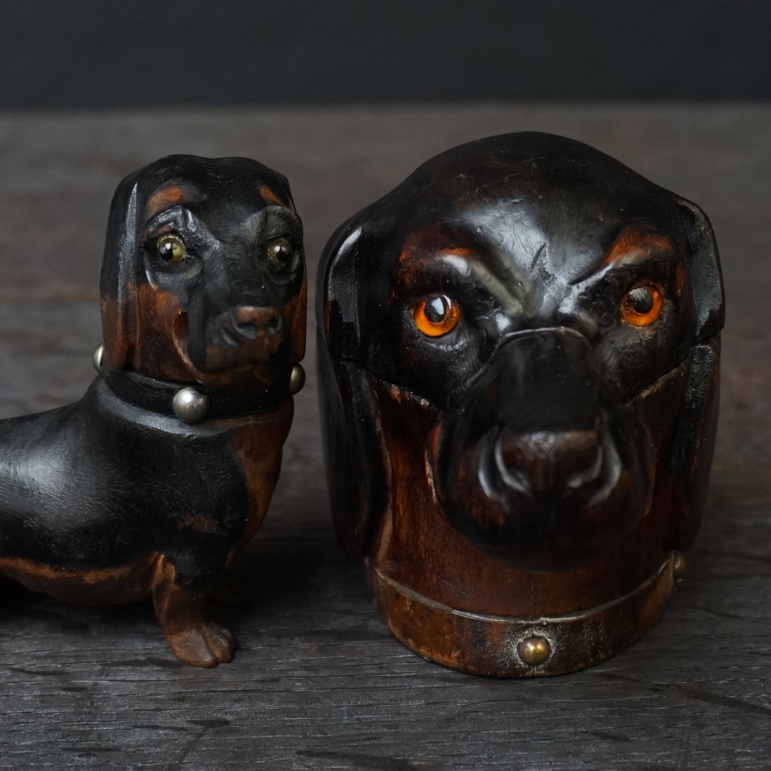Anglais Deux encriers anglais du 19e siècle en noyer sculpté:: de style victorien:: pour teckel et chien de race Wiener en vente