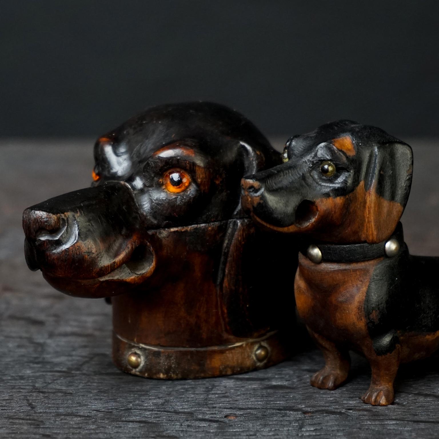Deux encriers anglais du 19e siècle en noyer sculpté:: de style victorien:: pour teckel et chien de race Wiener Bon état - En vente à Haarlem, NL