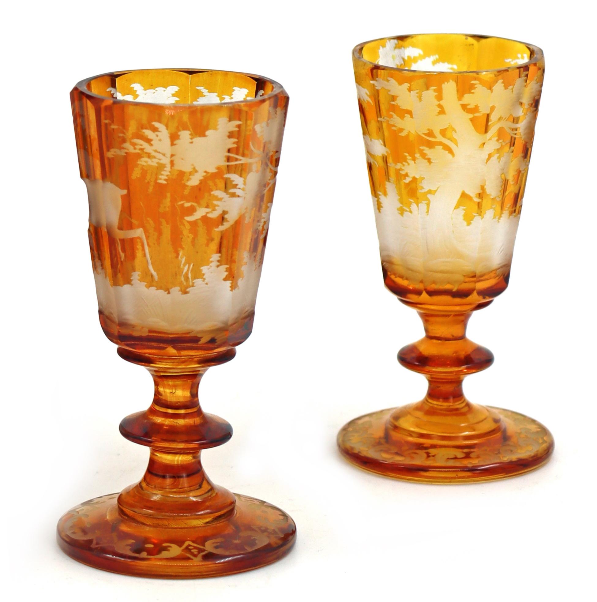Two 19th century engraved Bohemian liqueur glasses, Napoleon III period.
Measures: H: 9 cm, D: 4 cm.
