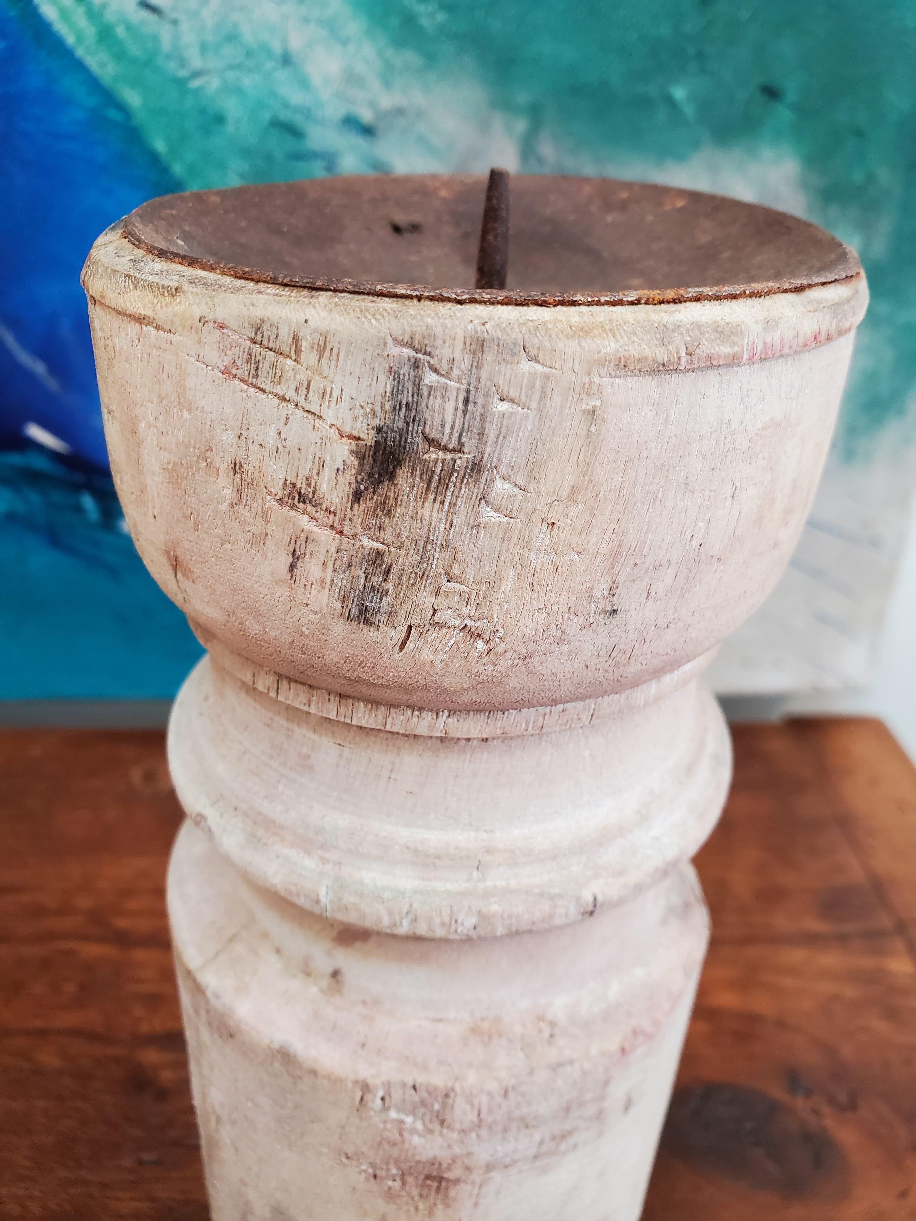 Faggio Due candelieri in legno di faggio tornito della provincia francese del XIX secolo in vendita
