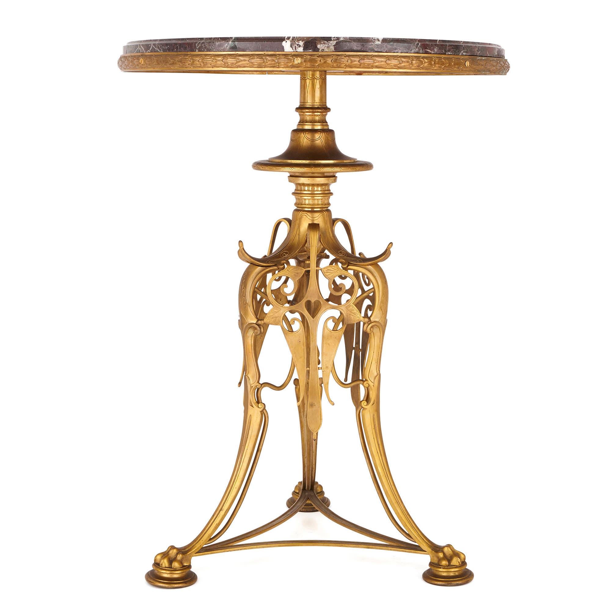 Ces magnifiques et inhabituelles tables rondes (ou guéridons) ont été fabriquées par le principal fabricant de bronze de la Belle Époque française, la fonderie Barbedienne. Fondée en 1838, l'entreprise s'est spécialisée dans la production de bronzes