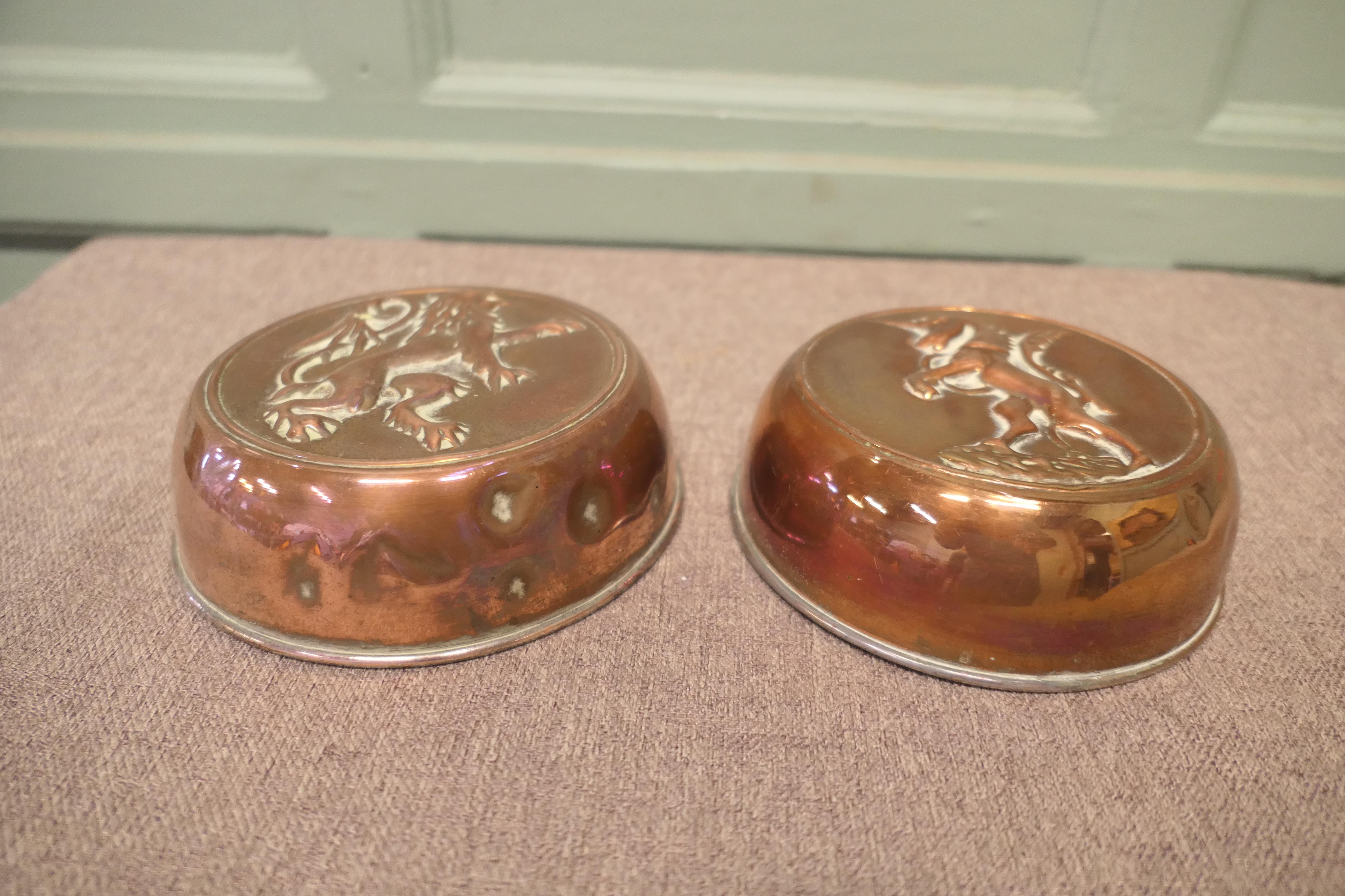 Deux moules à gelée du 19e siècle, le Lion et la Licorne 
 
2 moules à gelée de l'époque victorienne, le lion rampant et la licorne 
2 moules à gelée de bonne qualité, tous deux étamés à l'intérieur et en bon état, non polis.
Les moules ont une