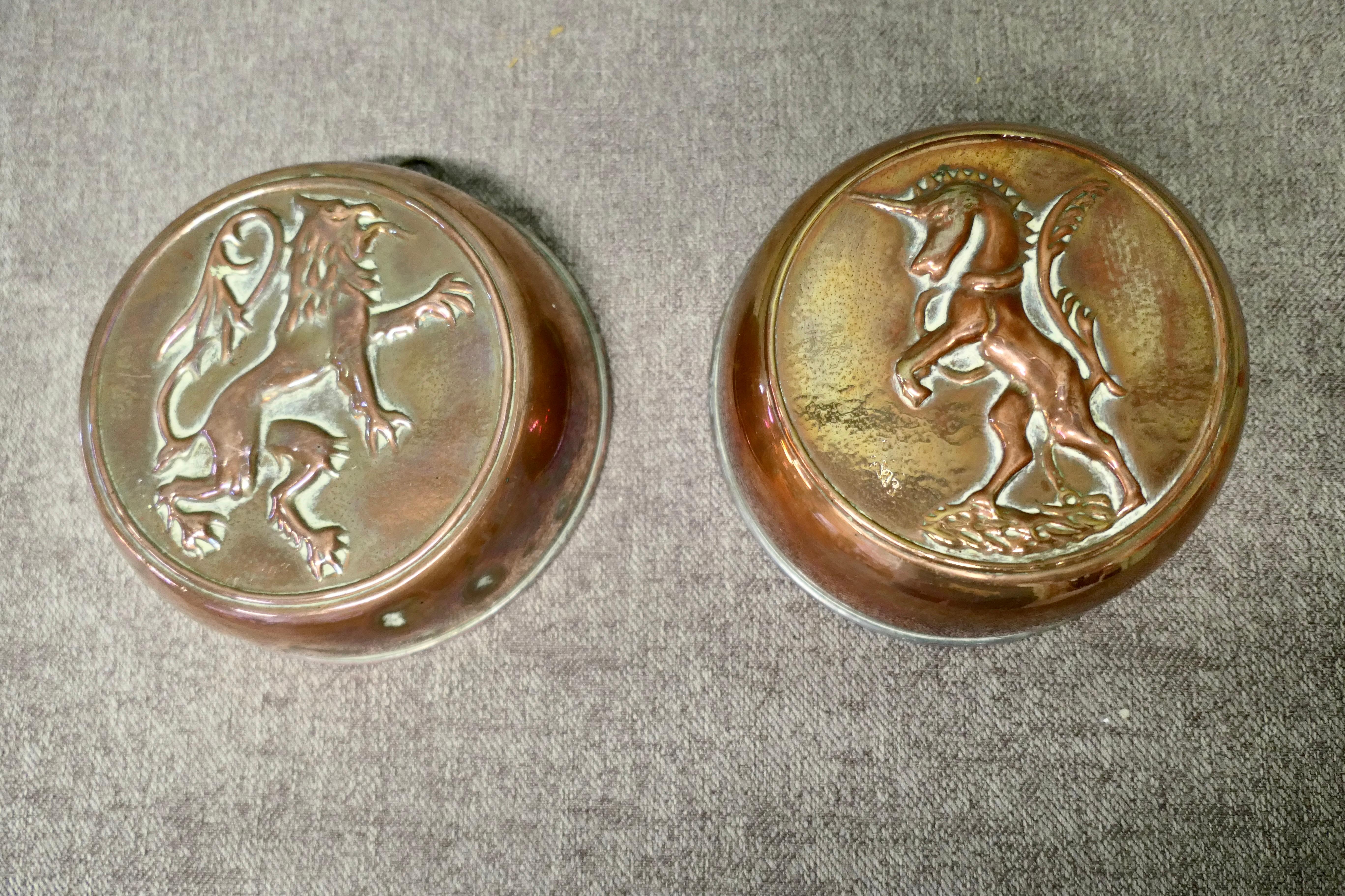 Victorien Deux moules à gelée du 19e siècle, le Lion et la Licorne en vente